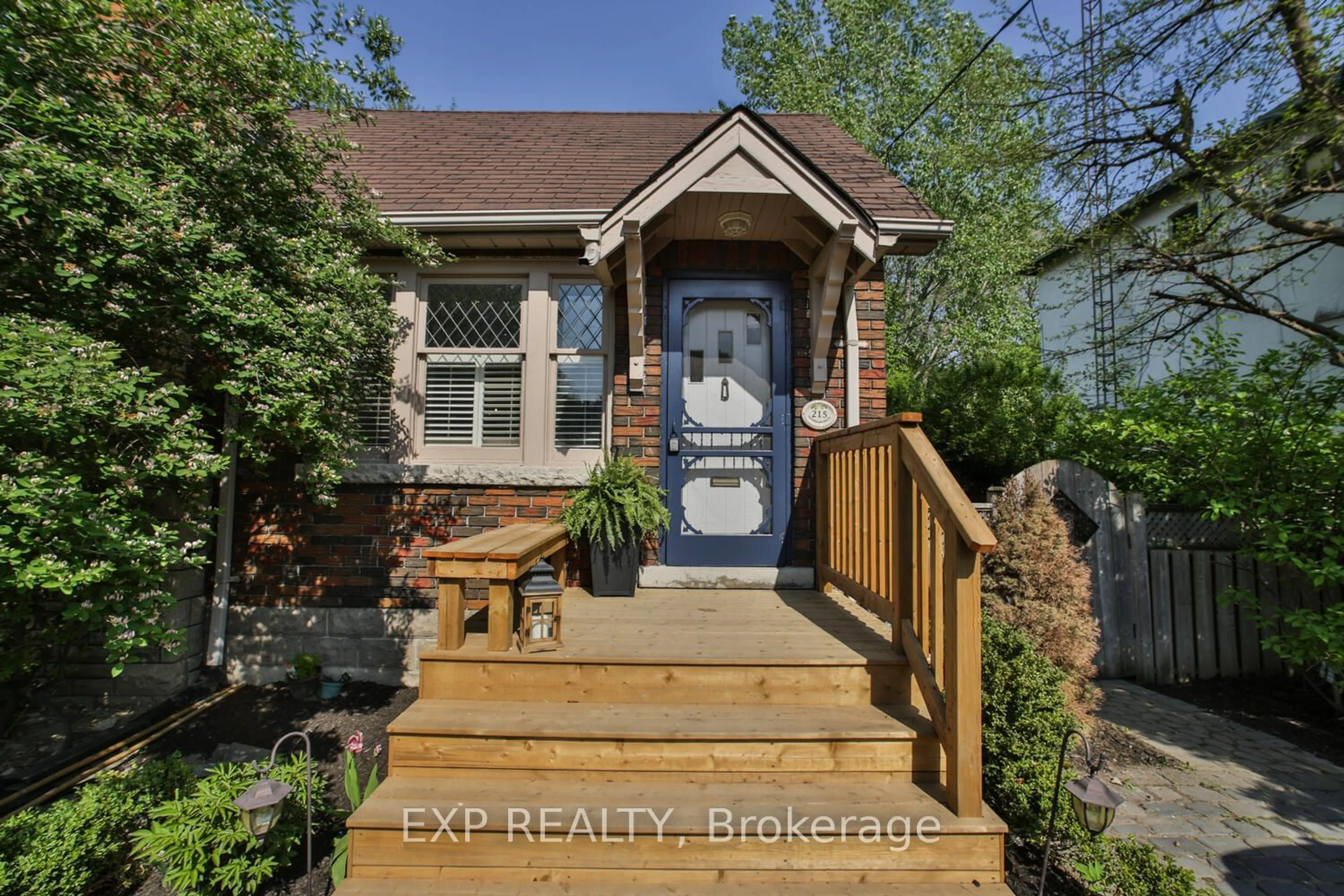 Frontside or backside of a home, cottage for 215 Sutherland Dr, Toronto Ontario M4G 1J1