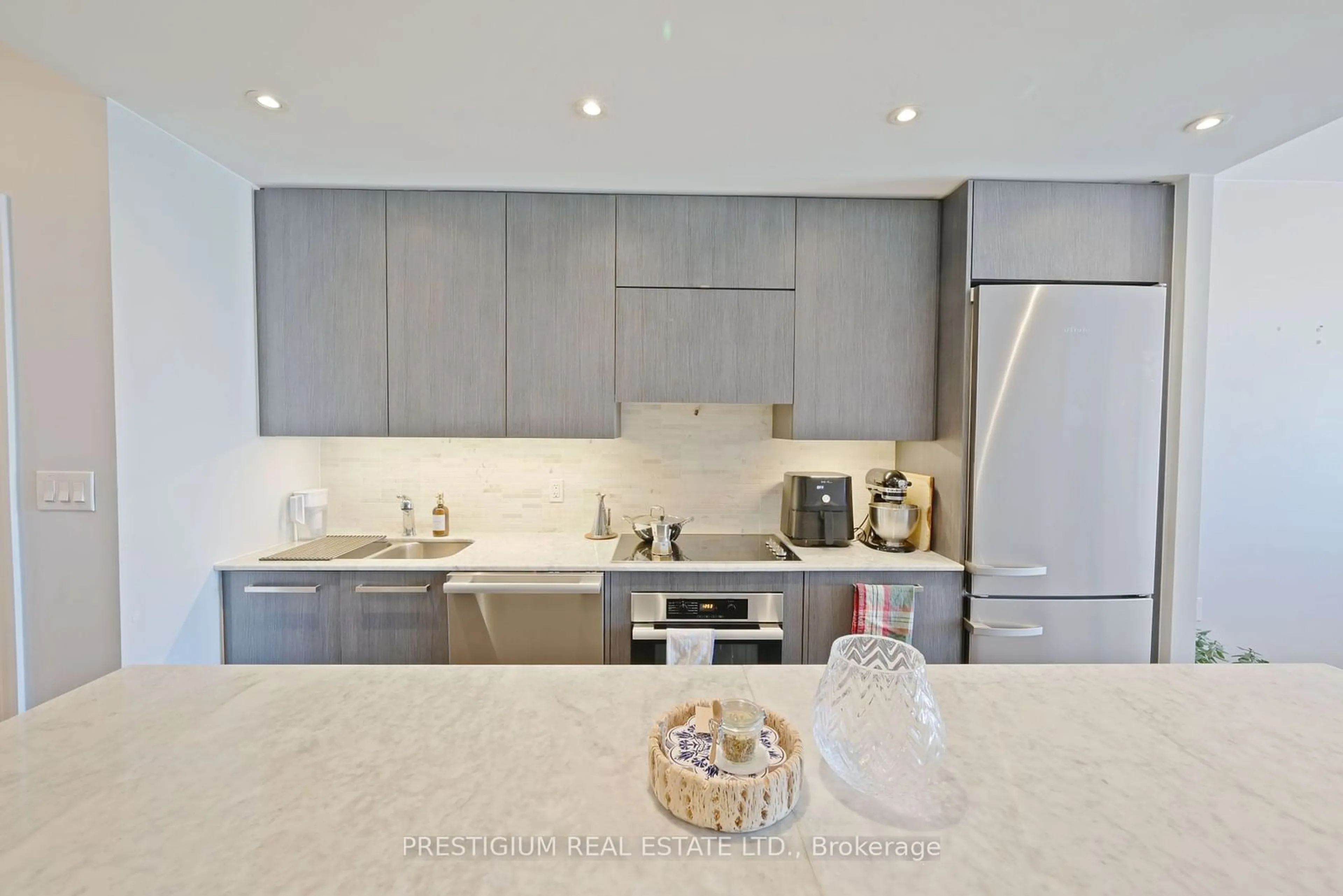 Contemporary kitchen for 8 The Esplanade #4206, Toronto Ontario M5E 0A6