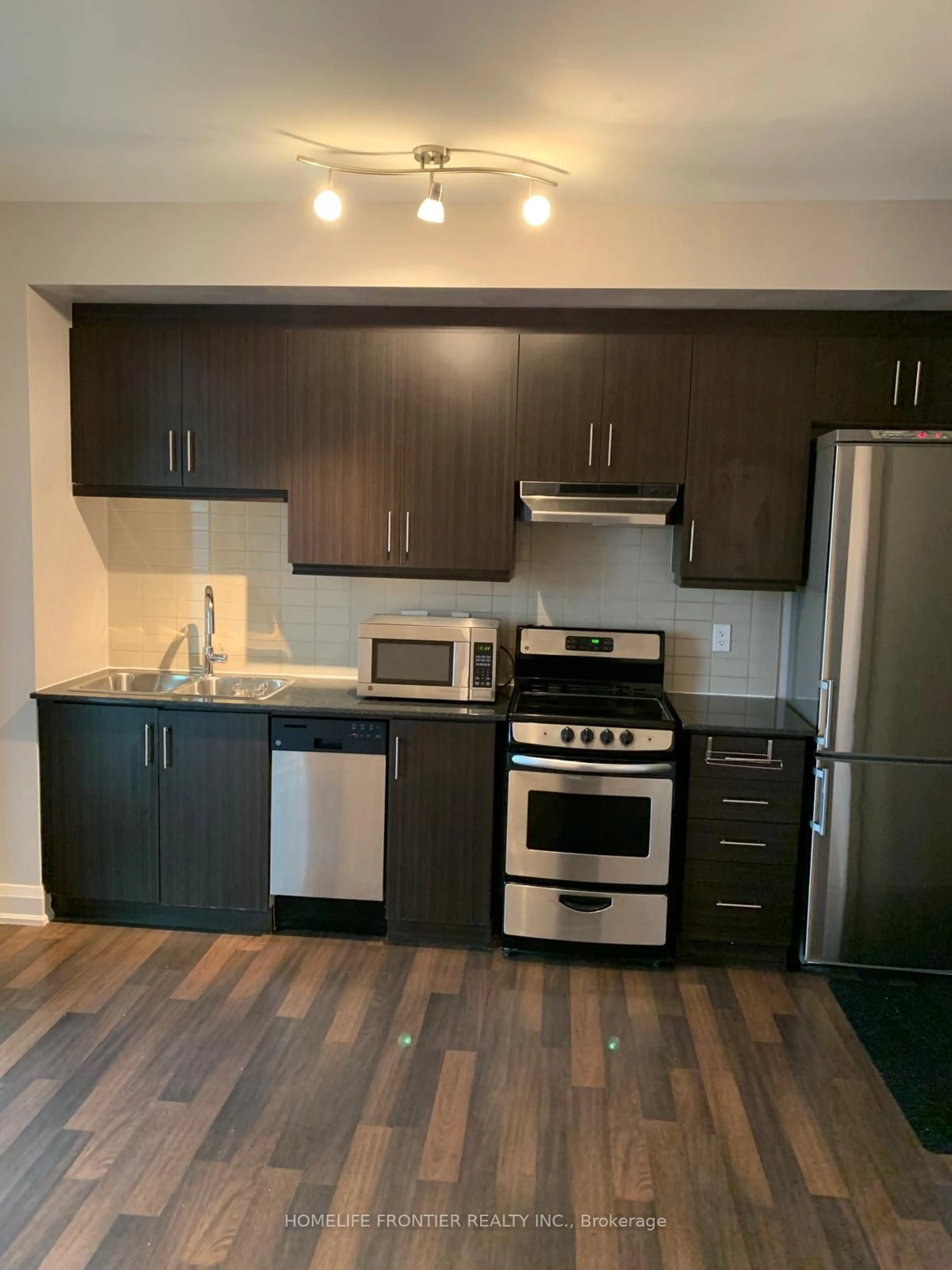 Standard kitchen, wood floors for 68 Canterbury Pl #1907, Toronto Ontario M2N 0H8