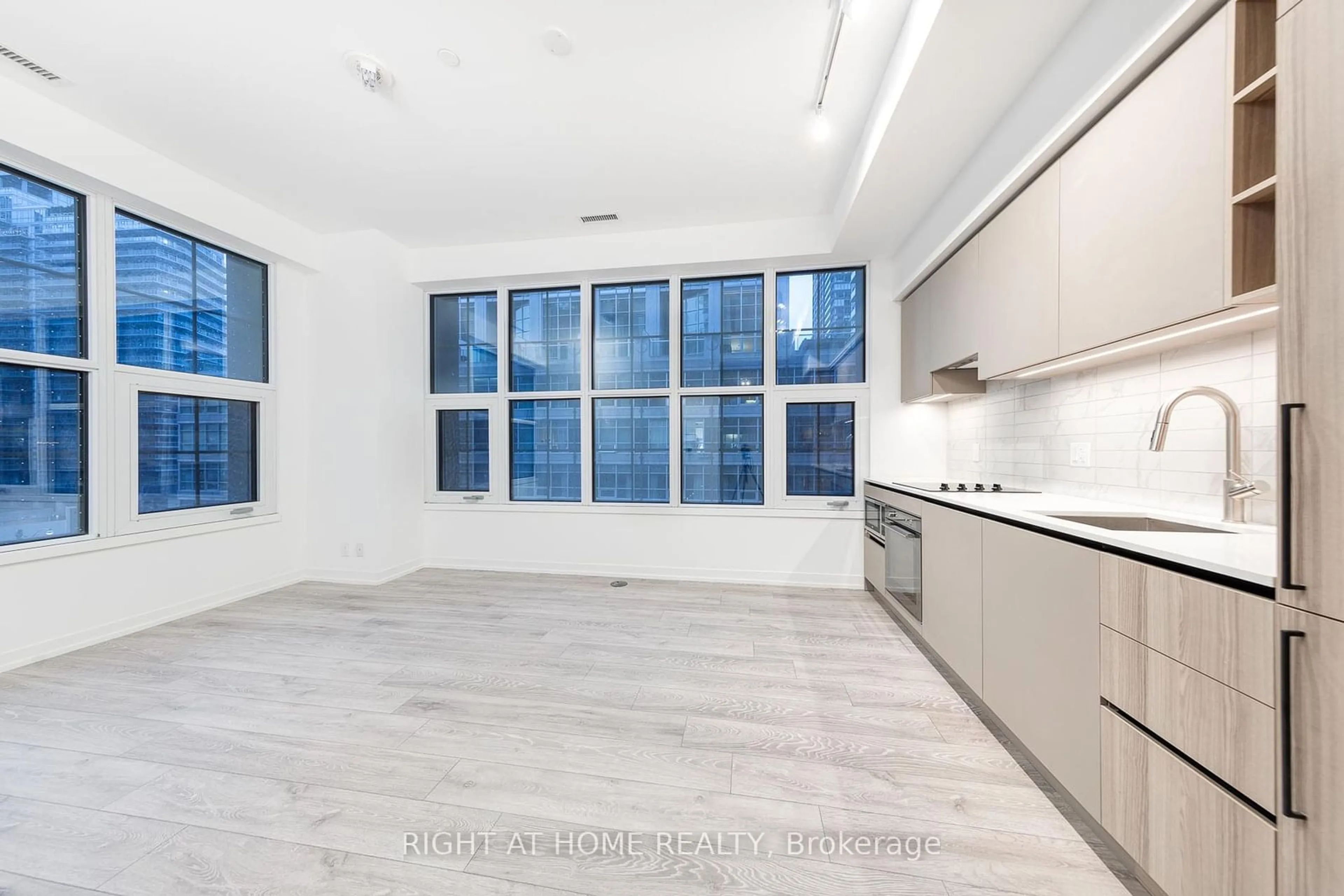 Open concept kitchen for 55 Mercer St #605, Toronto Ontario M5V 0W4