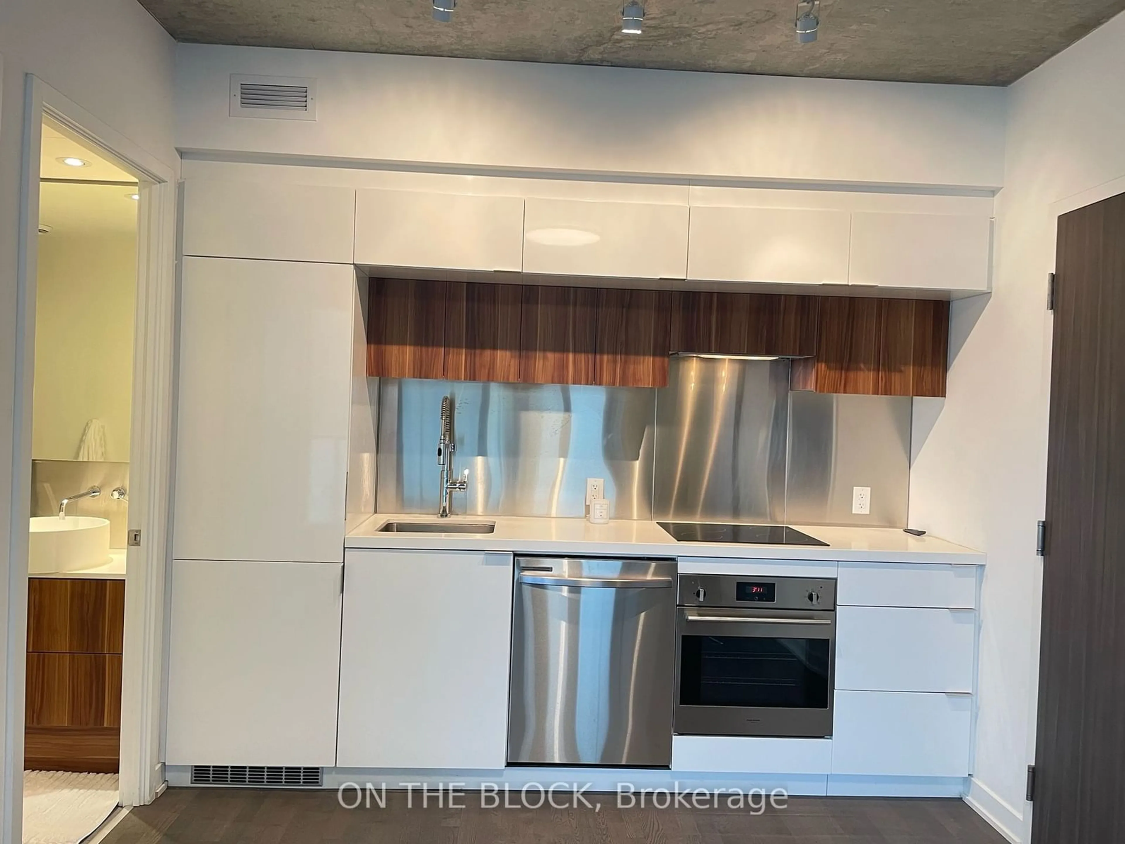 Standard kitchen for 185 Roehampton Ave #509, Toronto Ontario M4P 0C6