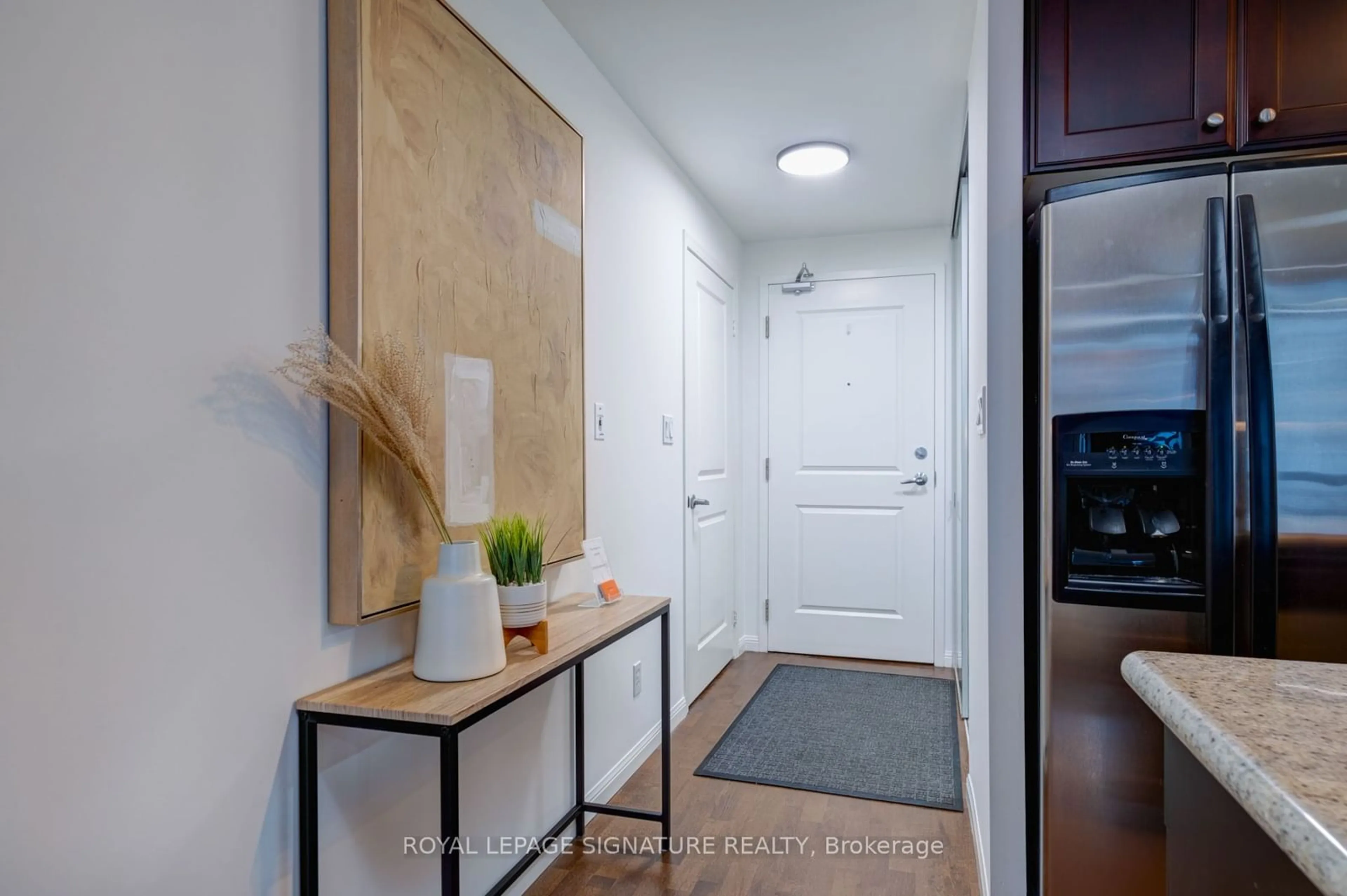 Indoor entryway, wood floors for 900 Mount Pleasant Rd #425, Toronto Ontario M4P 3J9