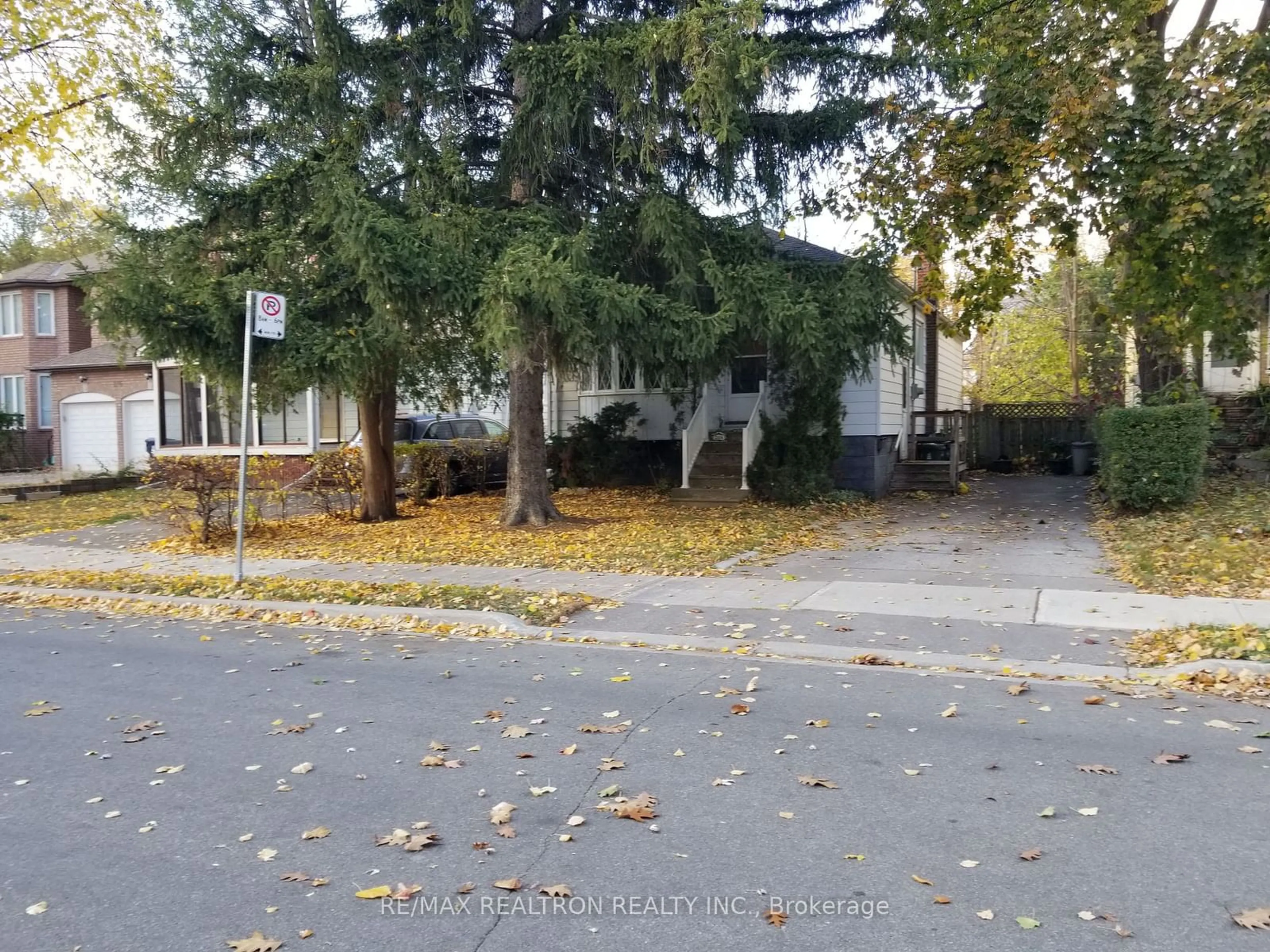 A pic from exterior of the house or condo, the street view for 204 Greenfield Ave, Toronto Ontario M2N 3E3