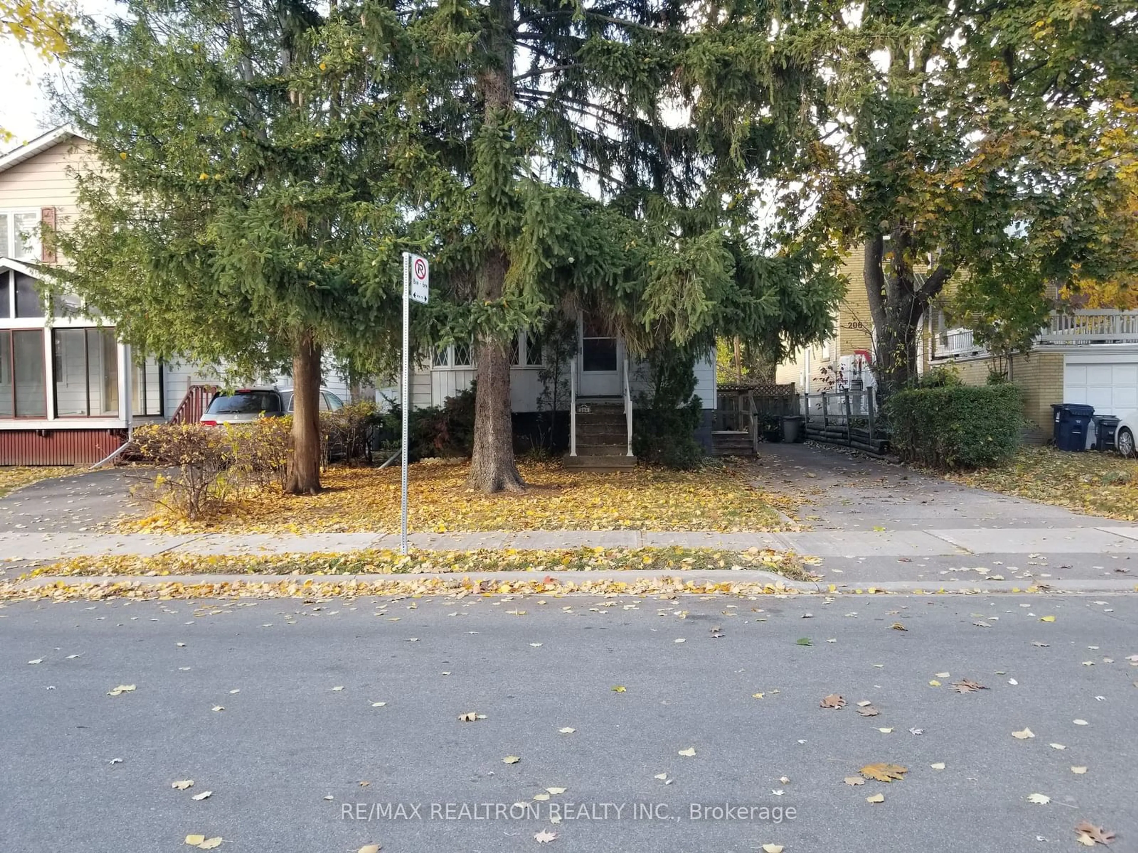 A pic from exterior of the house or condo, the street view for 204 Greenfield Ave, Toronto Ontario M2N 3E3