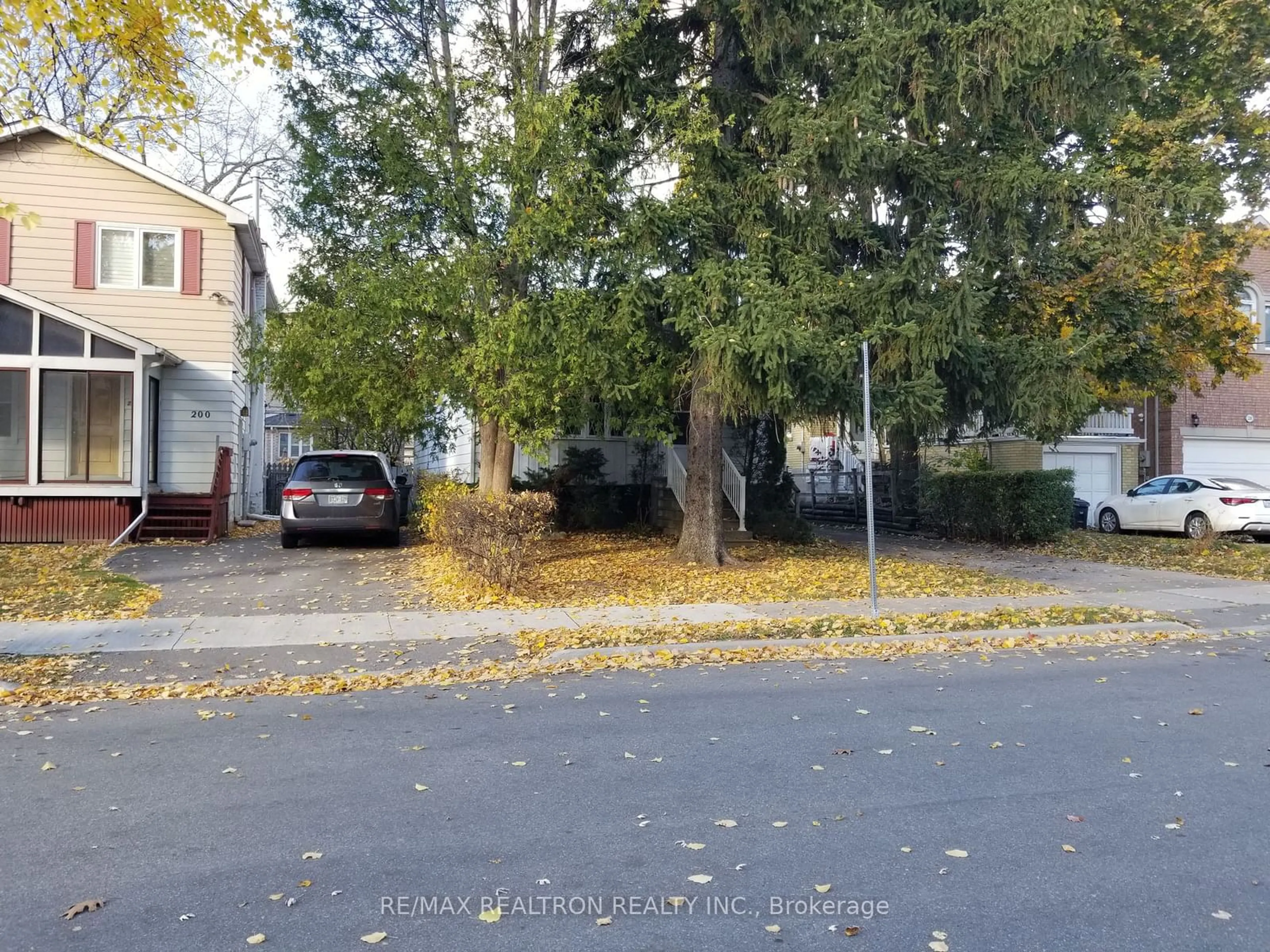 A pic from exterior of the house or condo, the street view for 204 Greenfield Ave, Toronto Ontario M2N 3E3