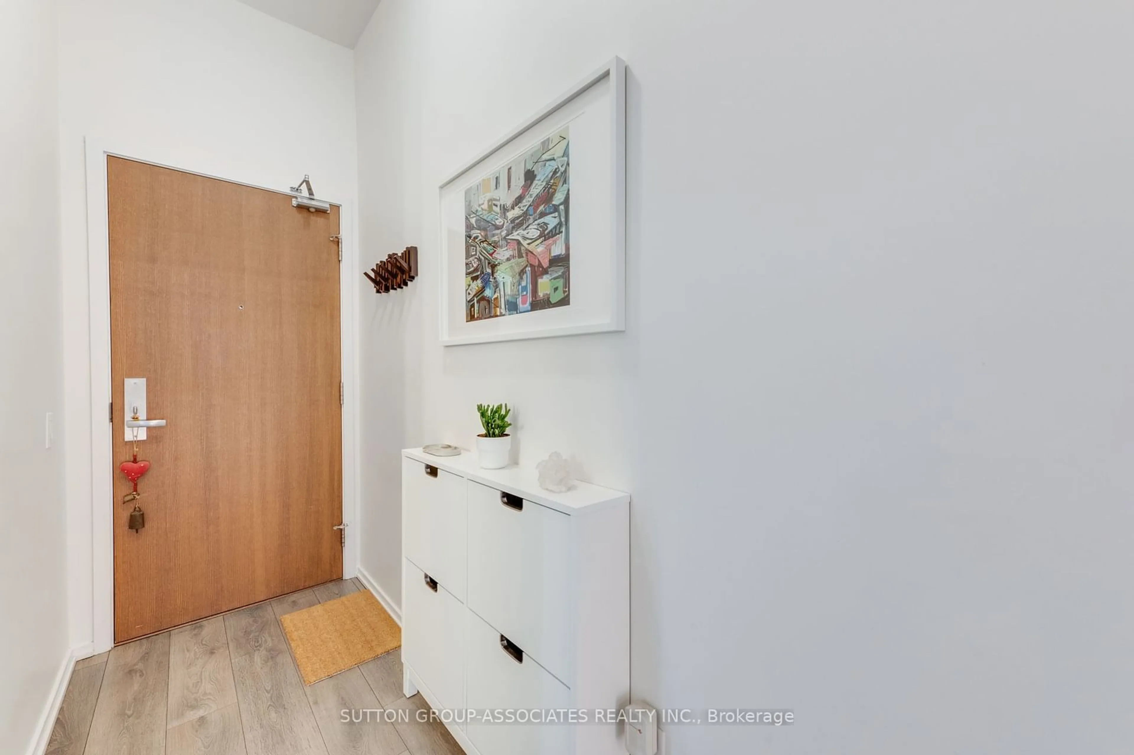 Indoor entryway, wood floors for 783 Bathurst St #622, Toronto Ontario M5S 0A8