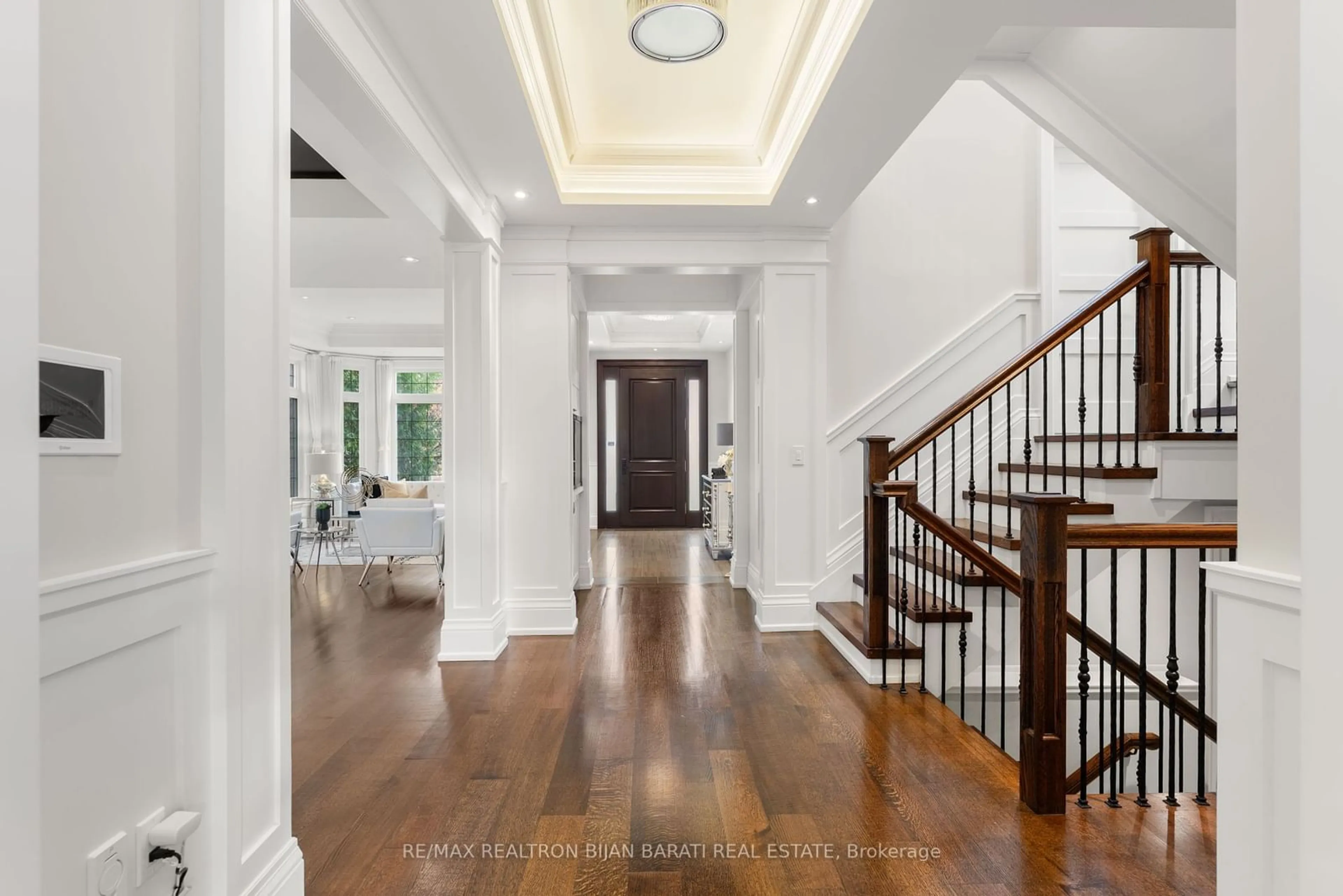 Indoor entryway, wood floors for 193 Kingsdale Ave, Toronto Ontario M2N 3X1