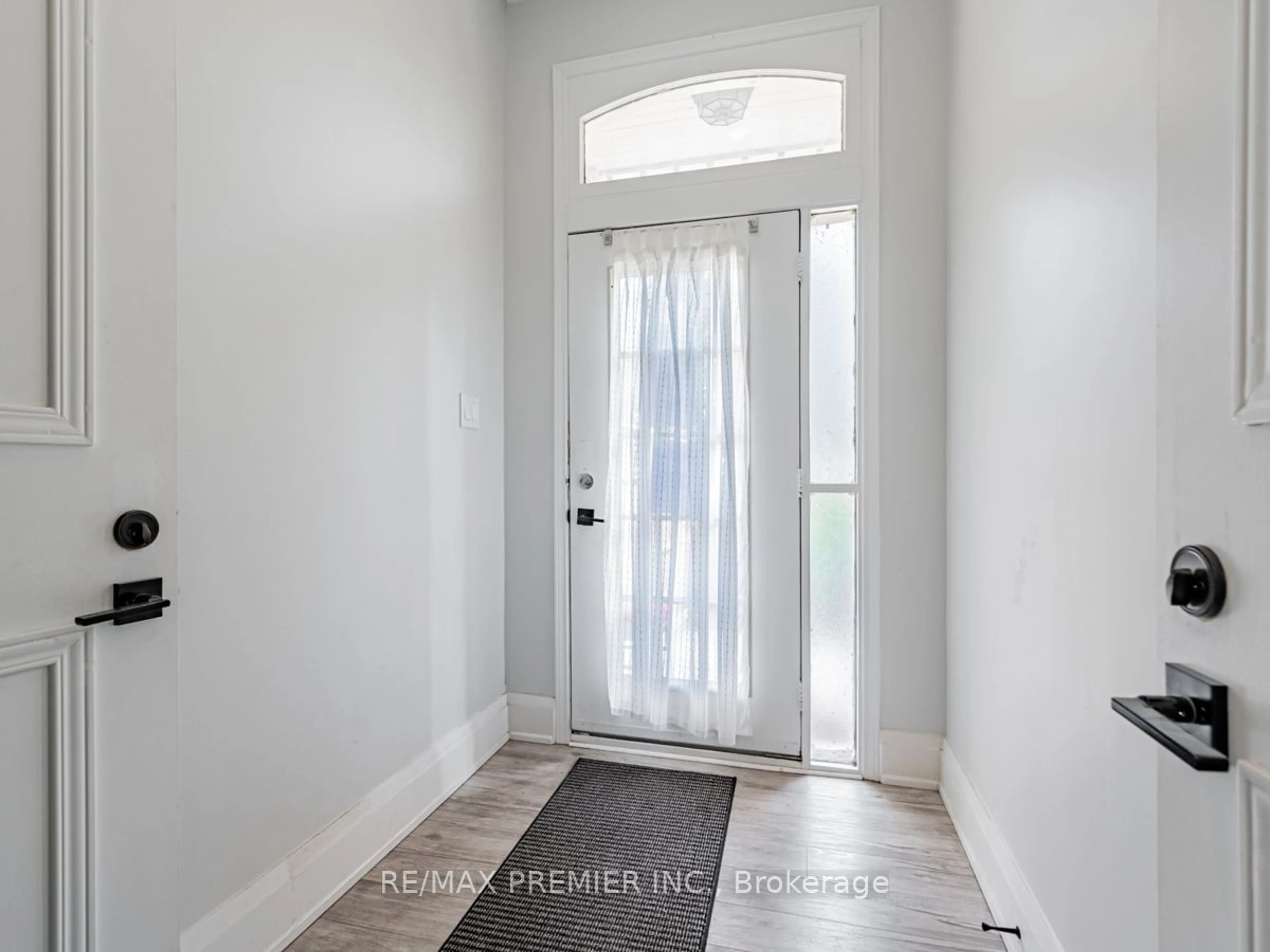 Indoor entryway, wood floors for 102 Bellevue Ave, Toronto Ontario M5T 2N9