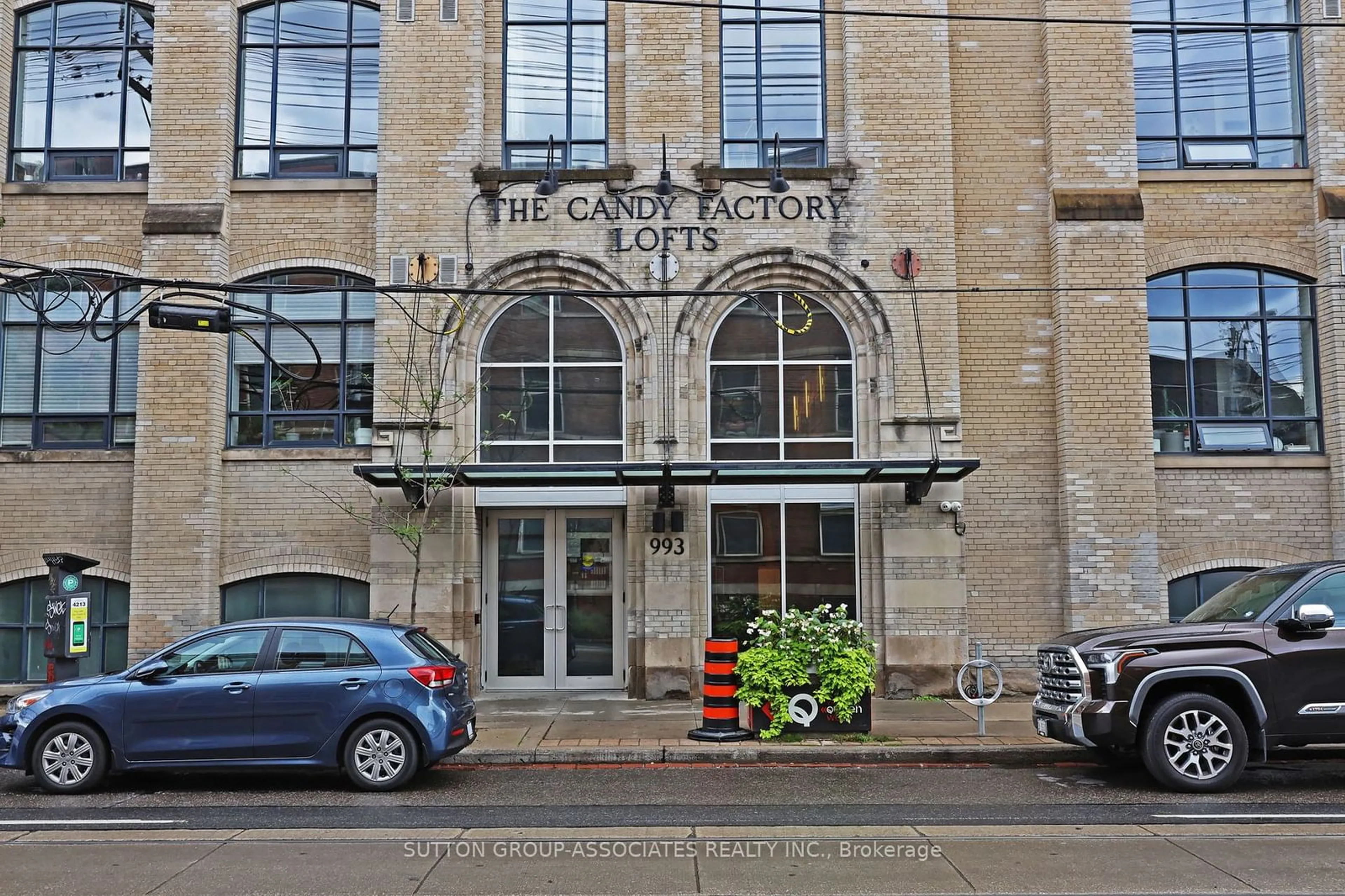 Indoor foyer for 993 Queen St #109, Toronto Ontario M6J 1H2