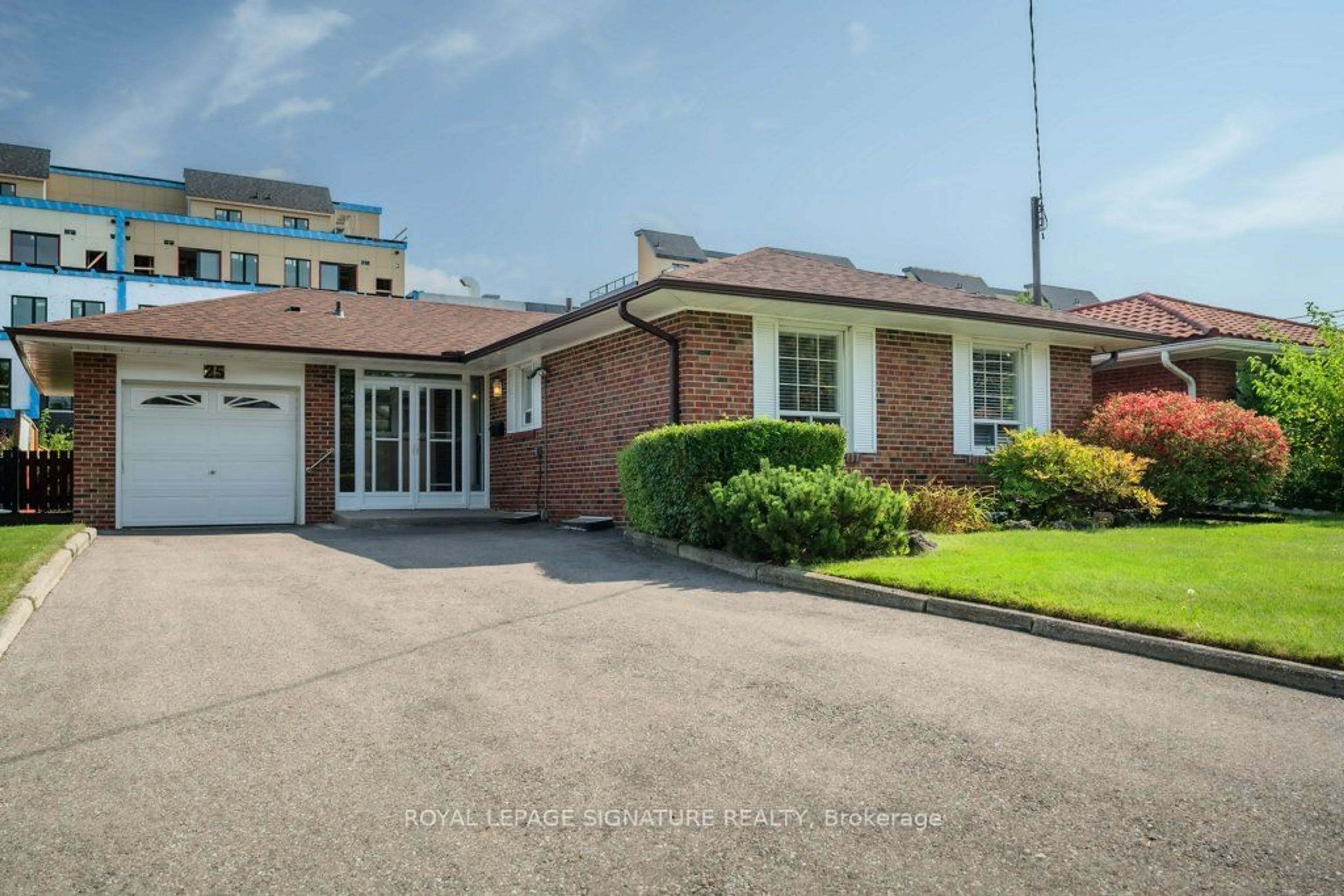 A pic from exterior of the house or condo, the front or back of building for 25 Wigmore Dr, Toronto Ontario M4A 2E4