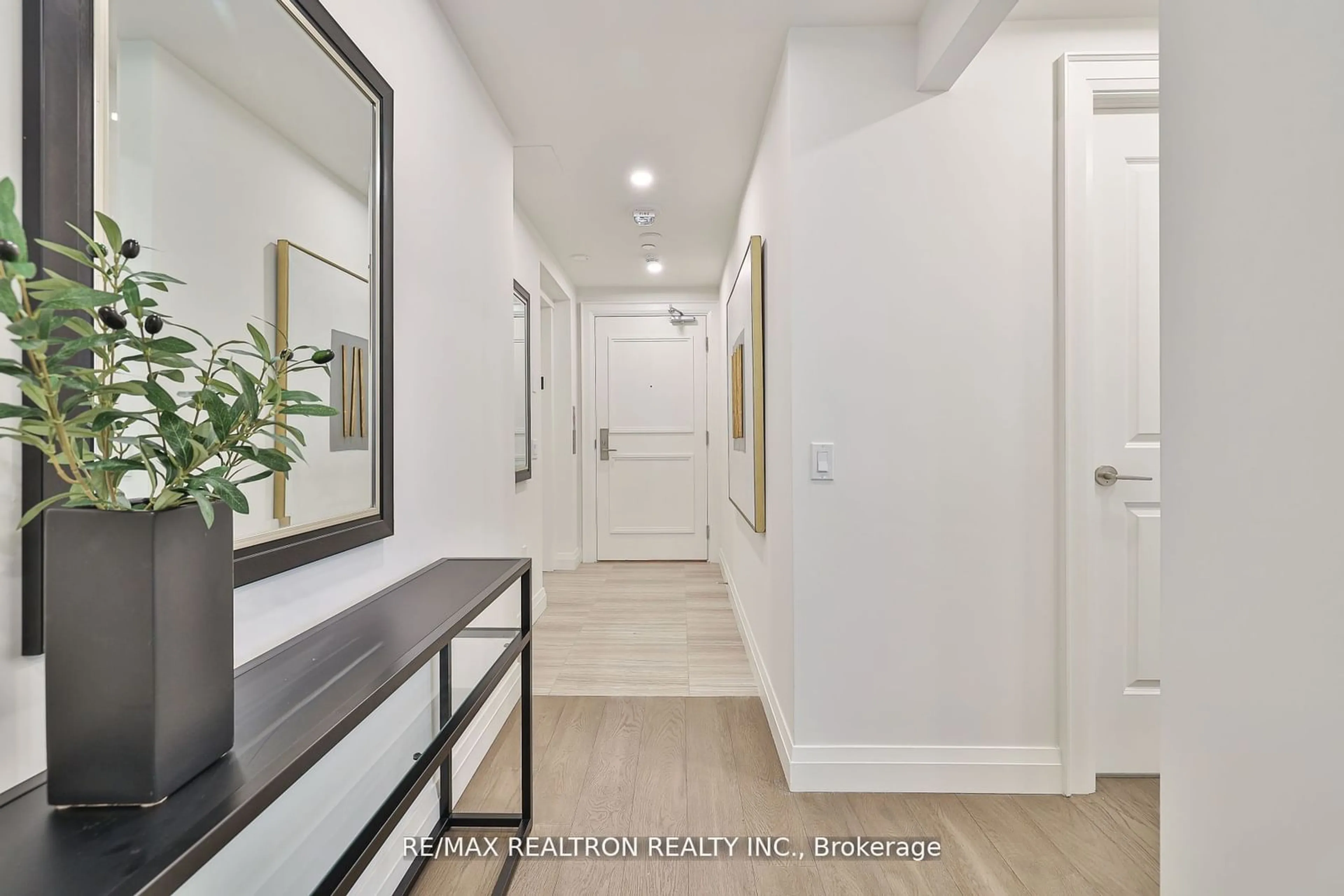 Indoor entryway, wood floors for 285 Avenue Rd #403, Toronto Ontario M4V 2G8