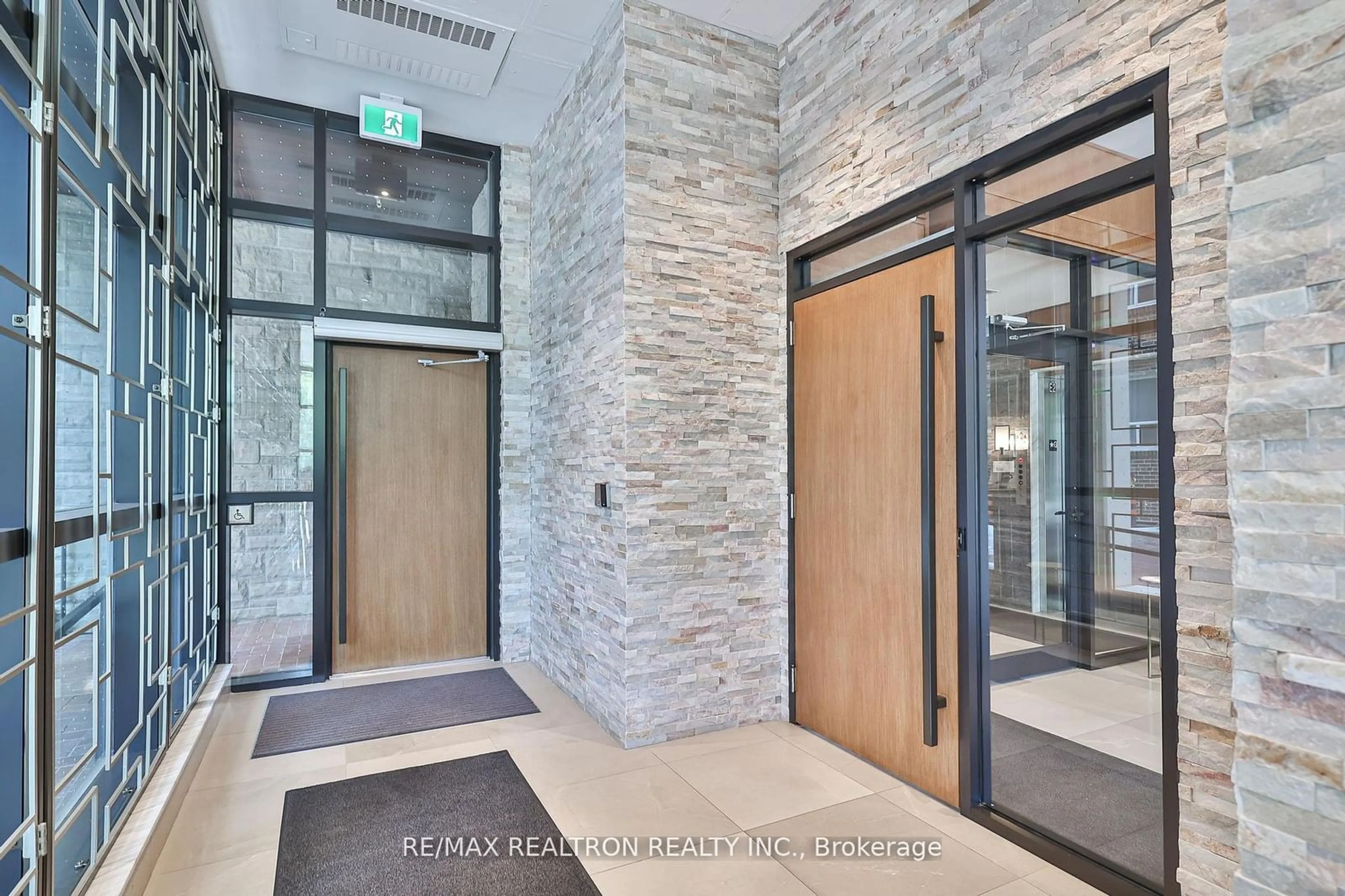 Indoor foyer, wood floors for 285 Avenue Rd #502, Toronto Ontario M4V 2G8