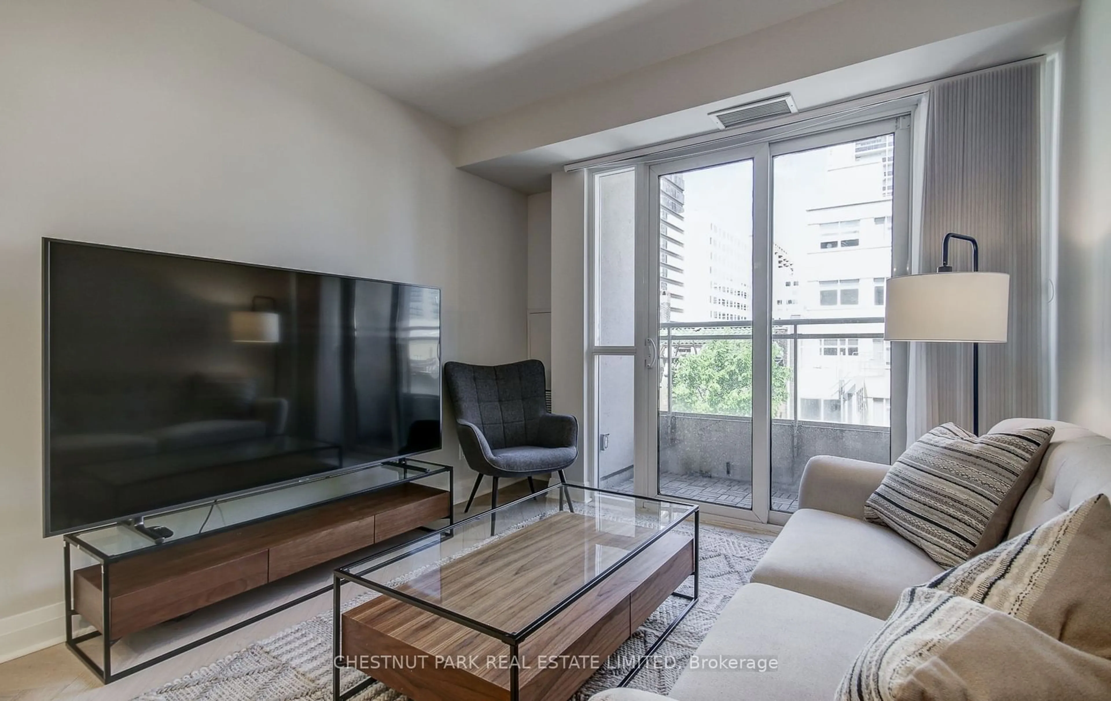 Living room for 1430 Yonge St #302, Toronto Ontario M4T 1Y6