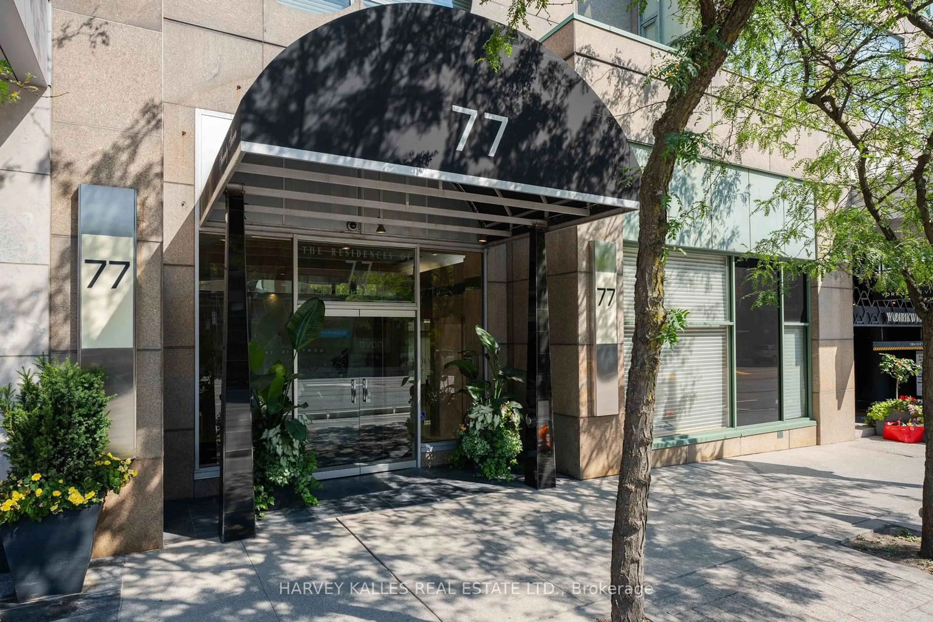 Indoor foyer for 77 Avenue Rd #506, Toronto Ontario M5R 3R8