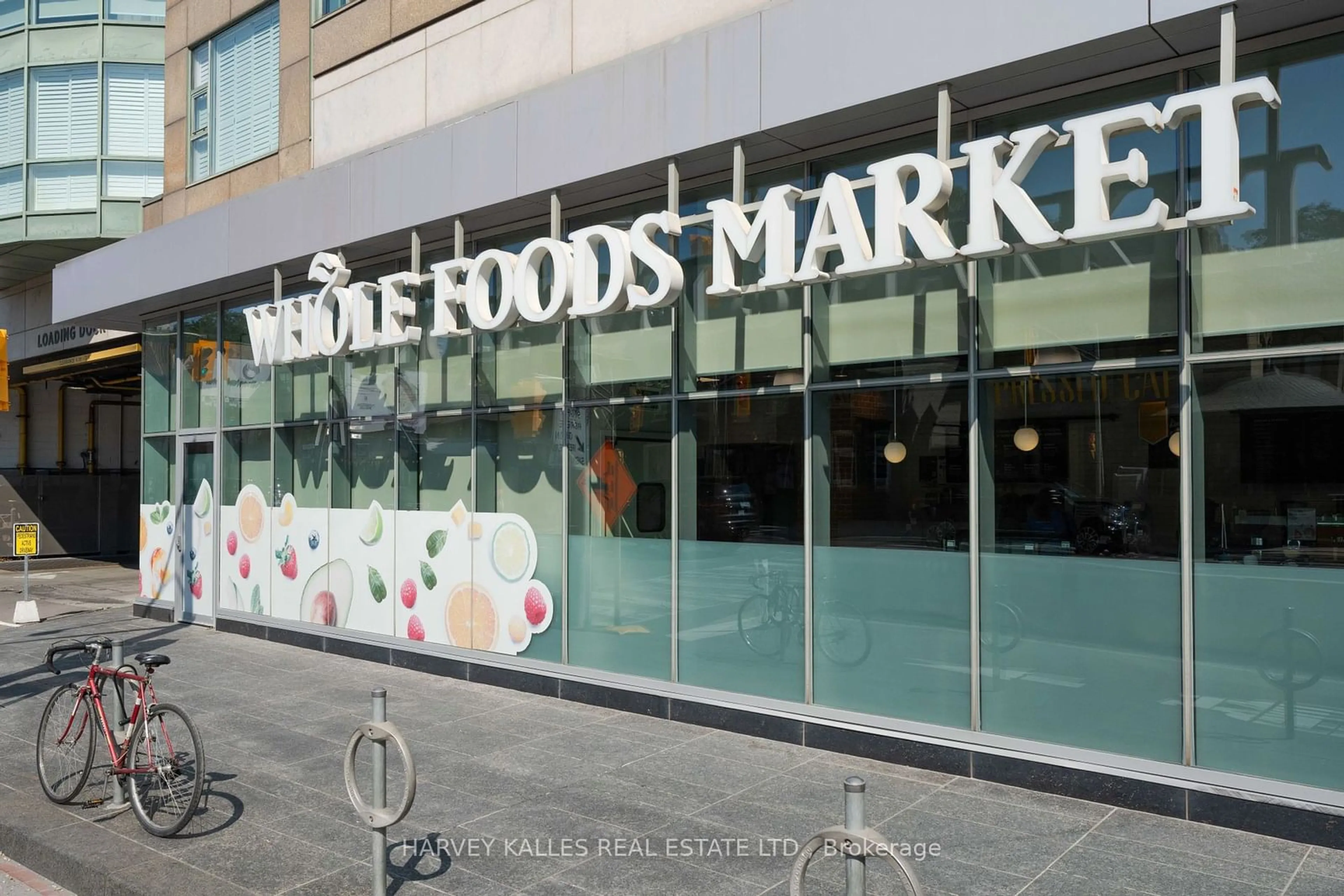 Indoor foyer, wood floors for 77 Avenue Rd #506, Toronto Ontario M5R 3R8