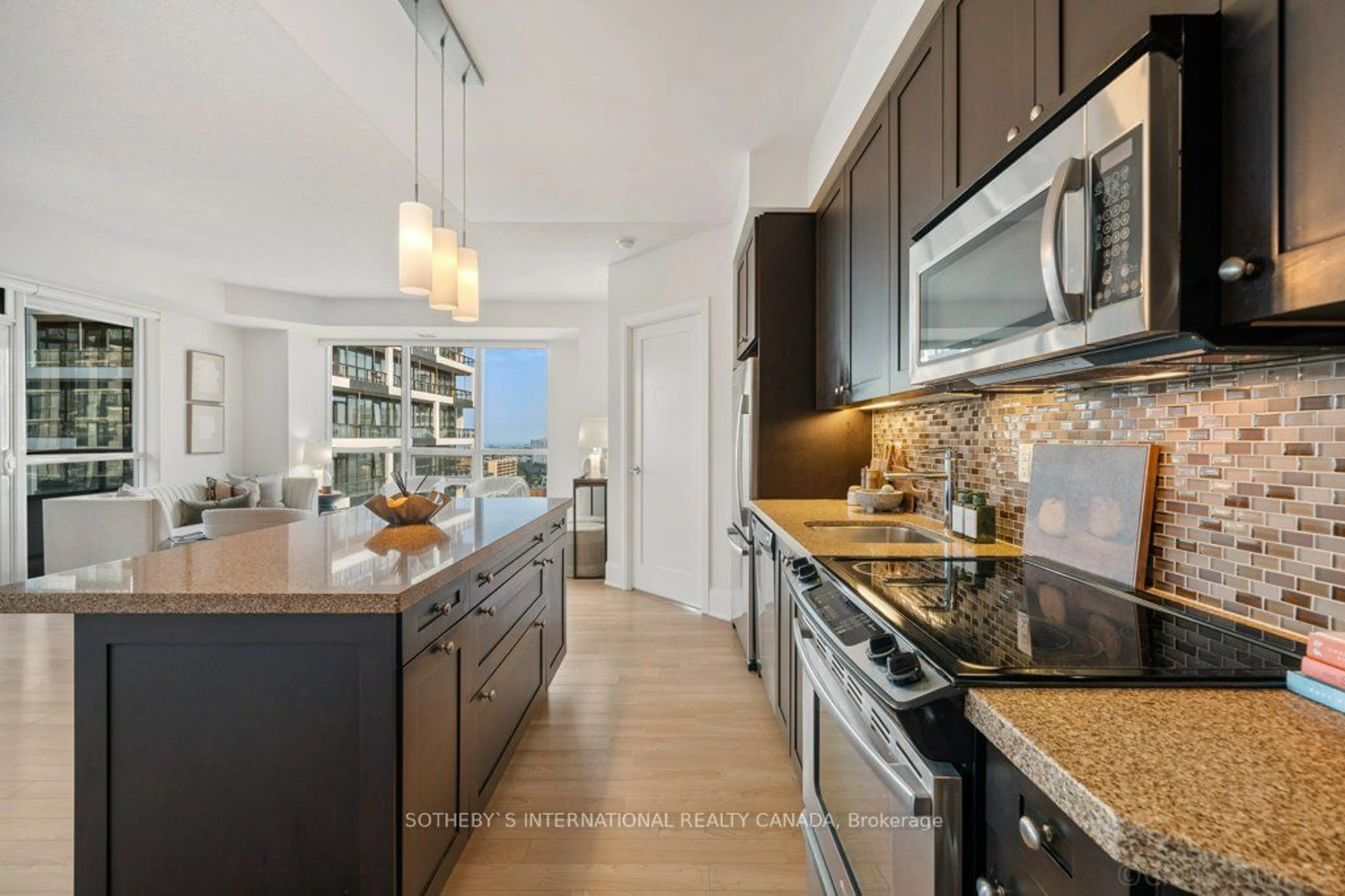 Open concept kitchen for 25 Broadway Ave #1907, Toronto Ontario M4P 1T7