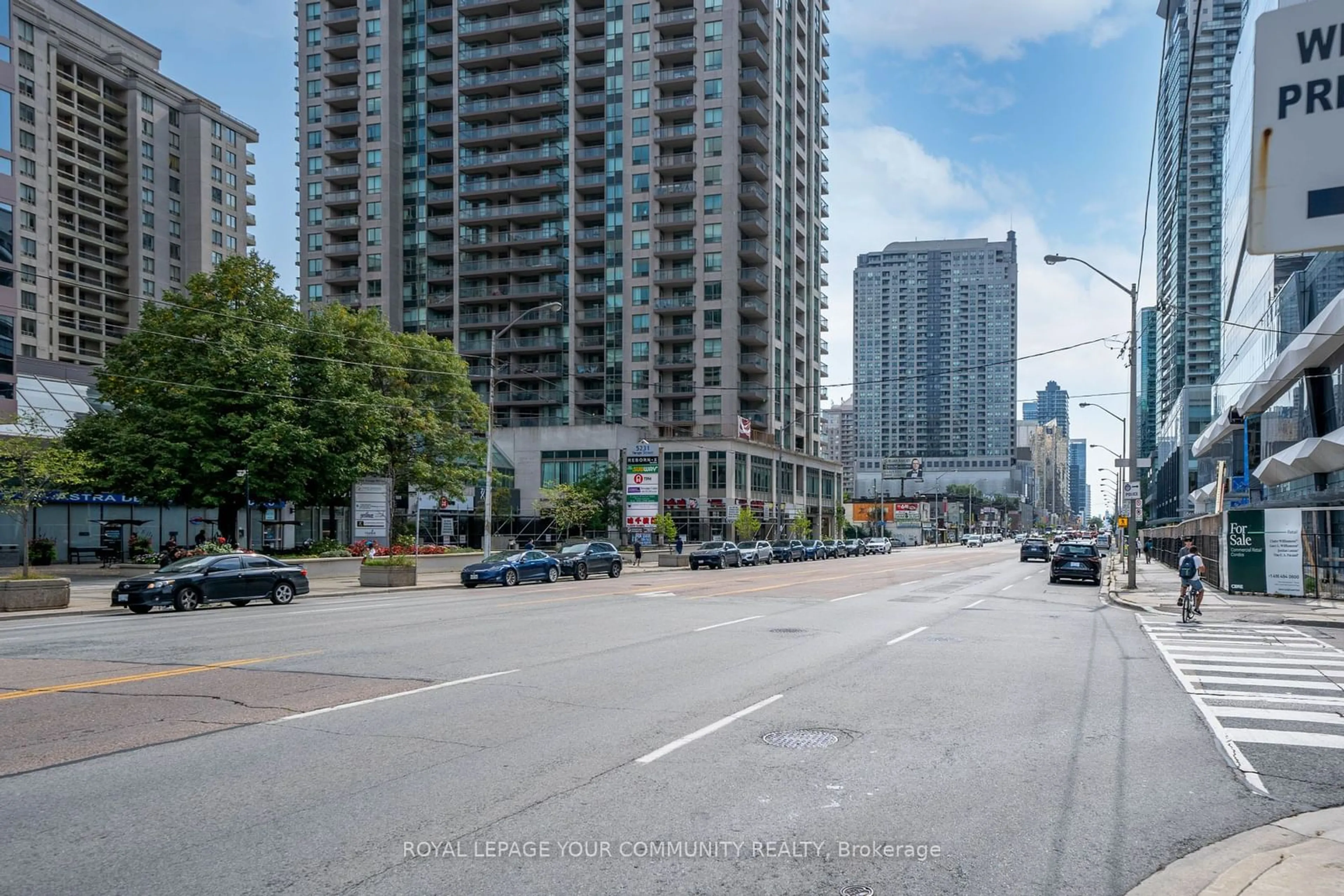 A pic from exterior of the house or condo, the street view for 15 Ellerslie Ave #611, Toronto Ontario M2N 0E7