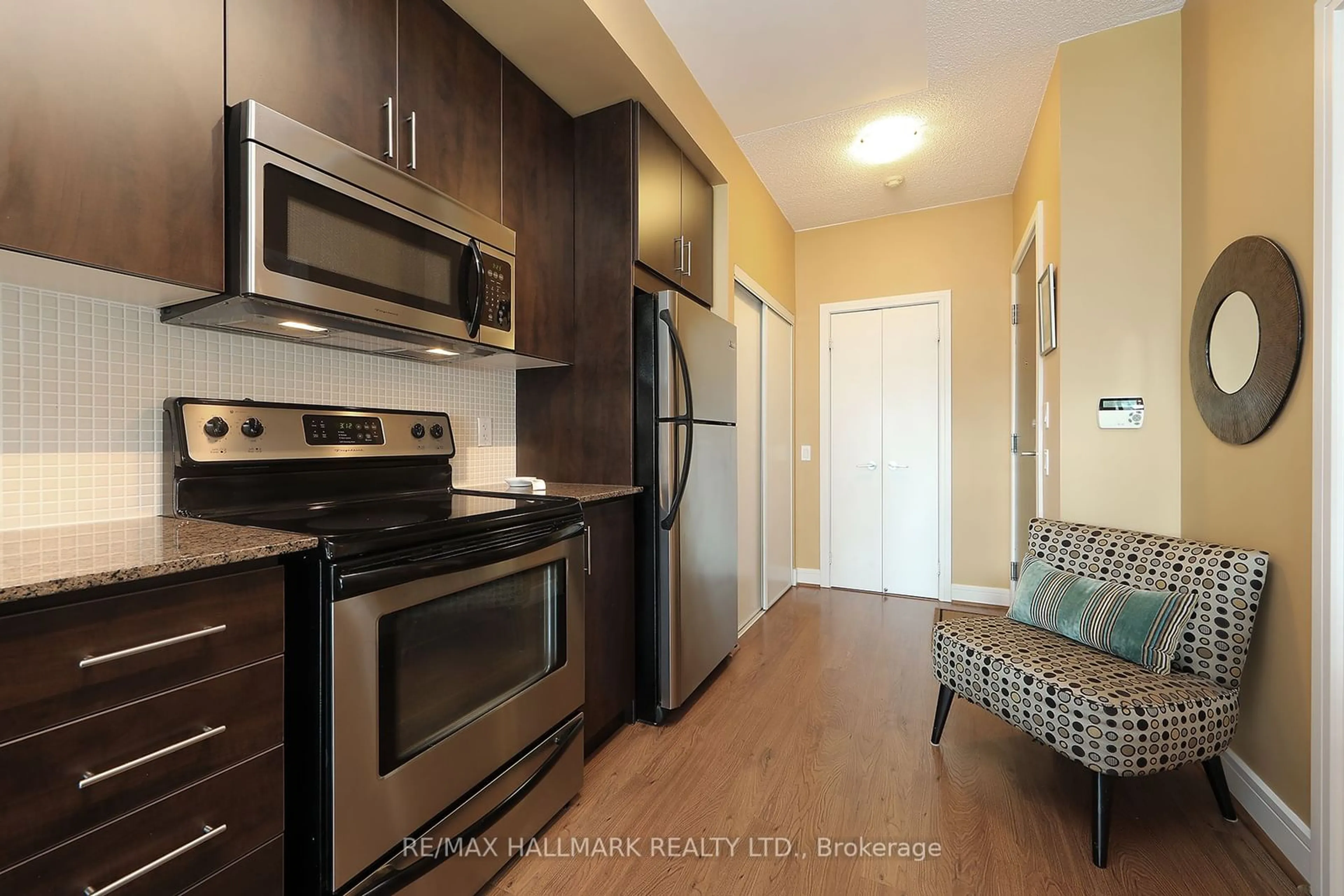 Standard kitchen, wood floors for 116 George St #N904, Toronto Ontario M5A 3S2