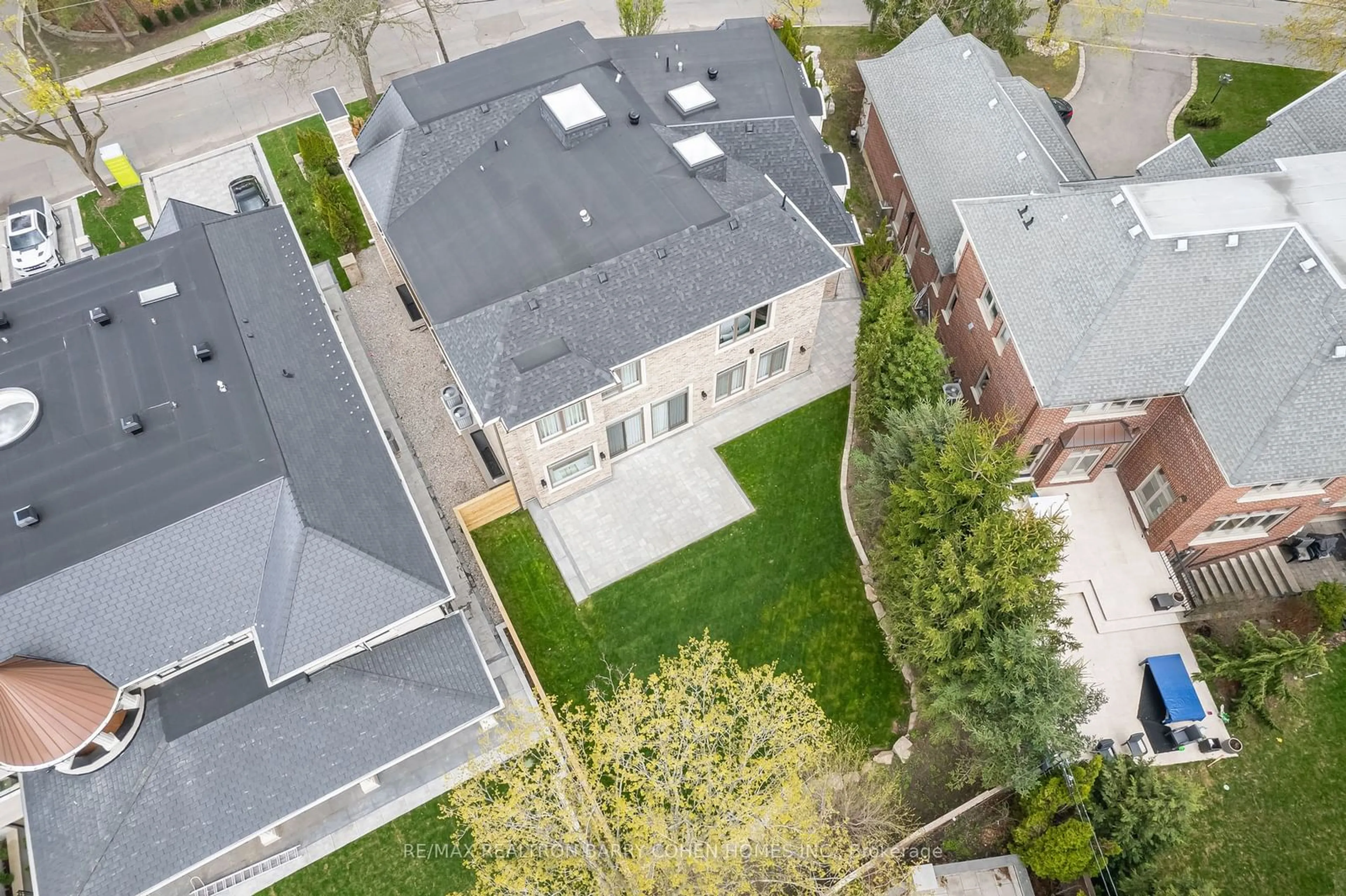 Frontside or backside of a home, the street view for 189 Old Yonge St, Toronto Ontario M2P 1R2