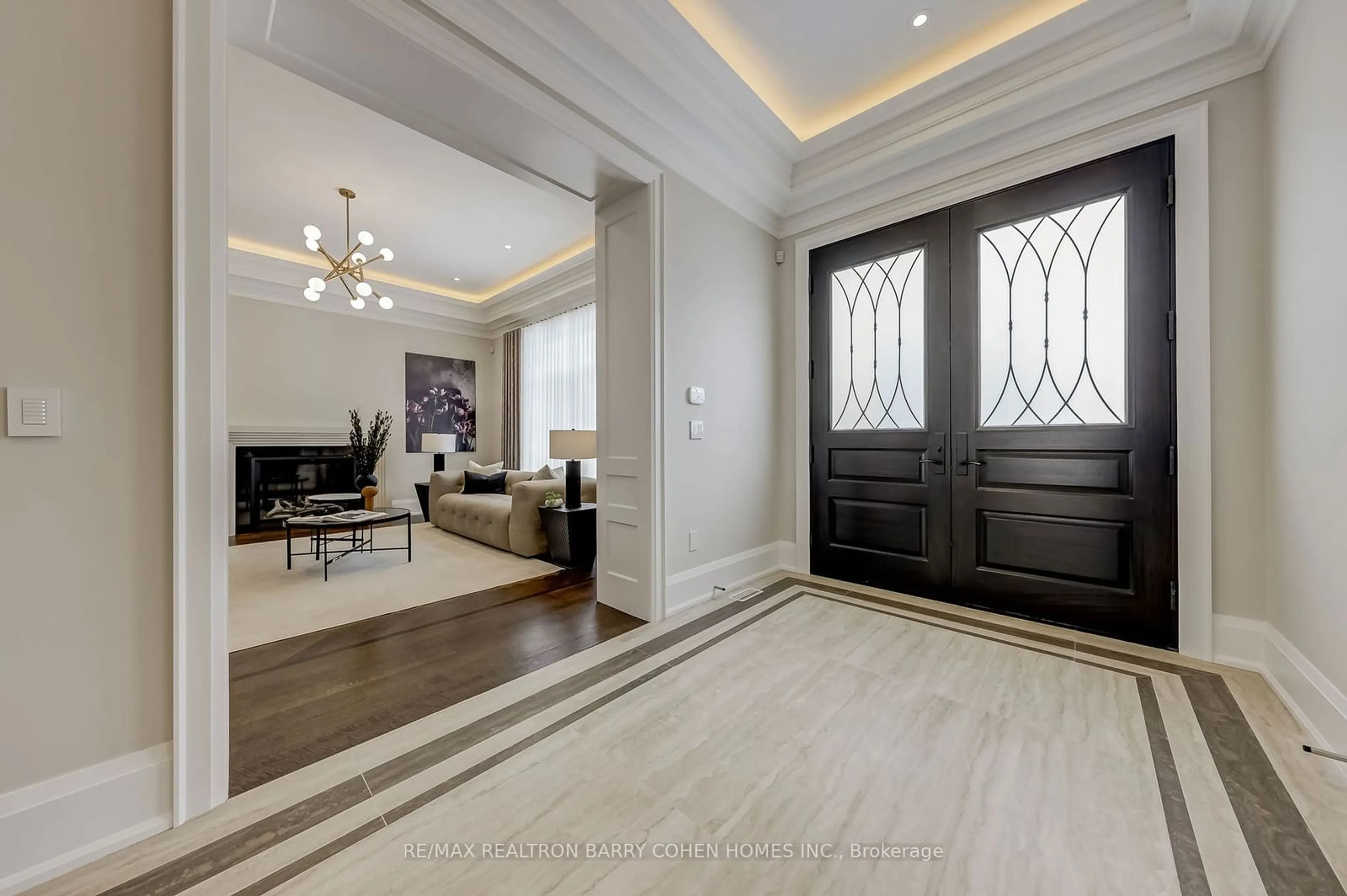 Indoor foyer, wood floors for 189 Old Yonge St, Toronto Ontario M2P 1R2