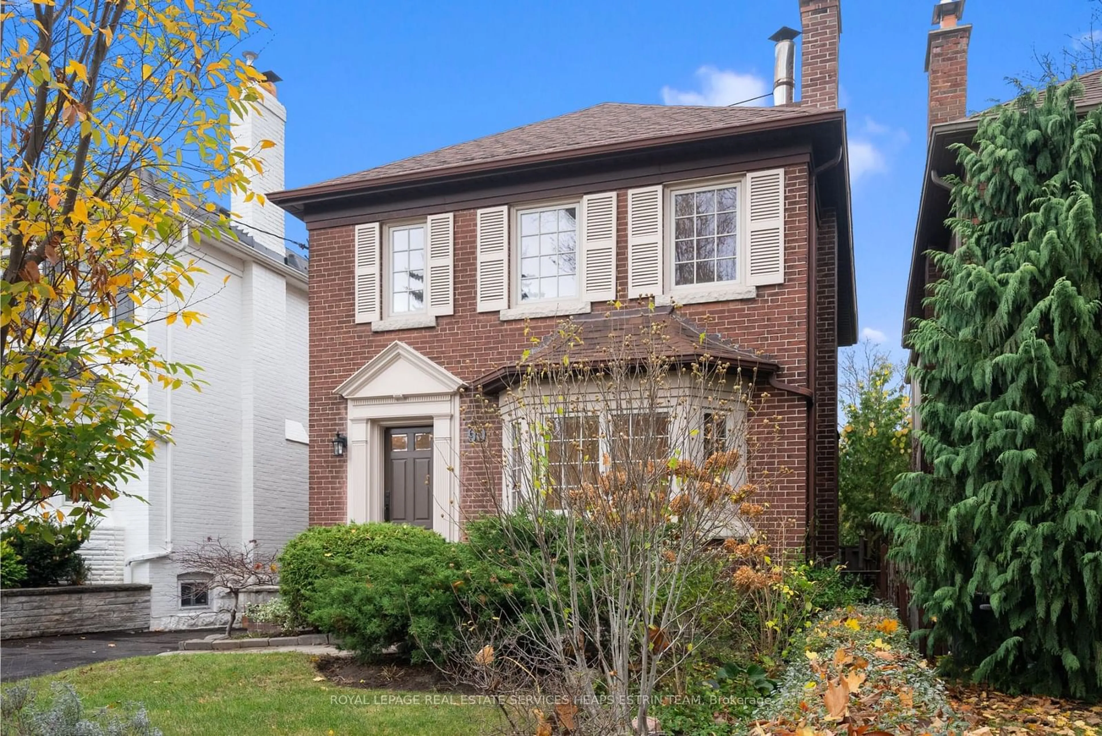 Home with brick exterior material for 90 Sutherland Dr, Toronto Ontario M4G 1H7