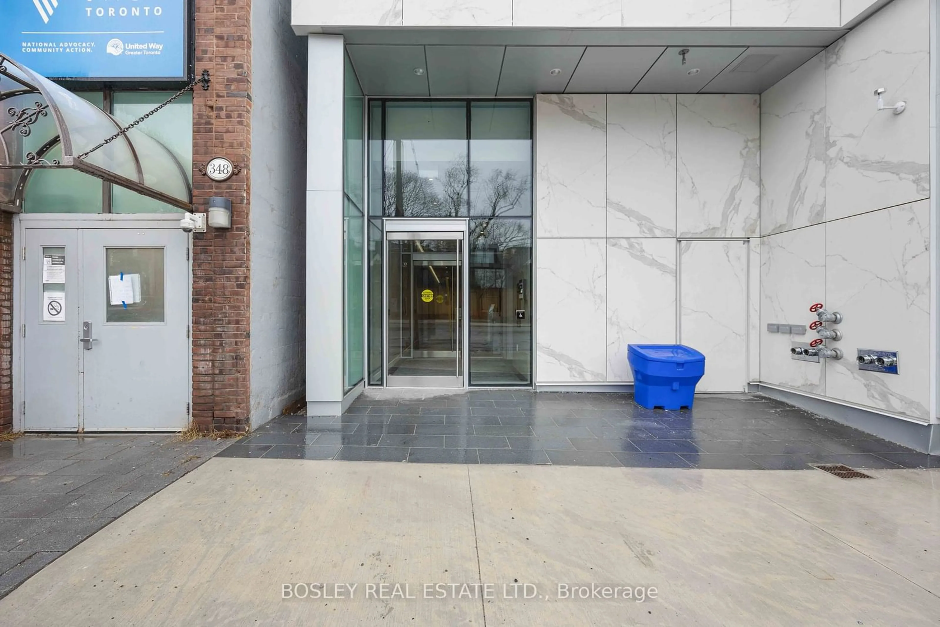 Indoor foyer, cement floor for 346 Davenport Rd #302, Toronto Ontario M5R 1K6