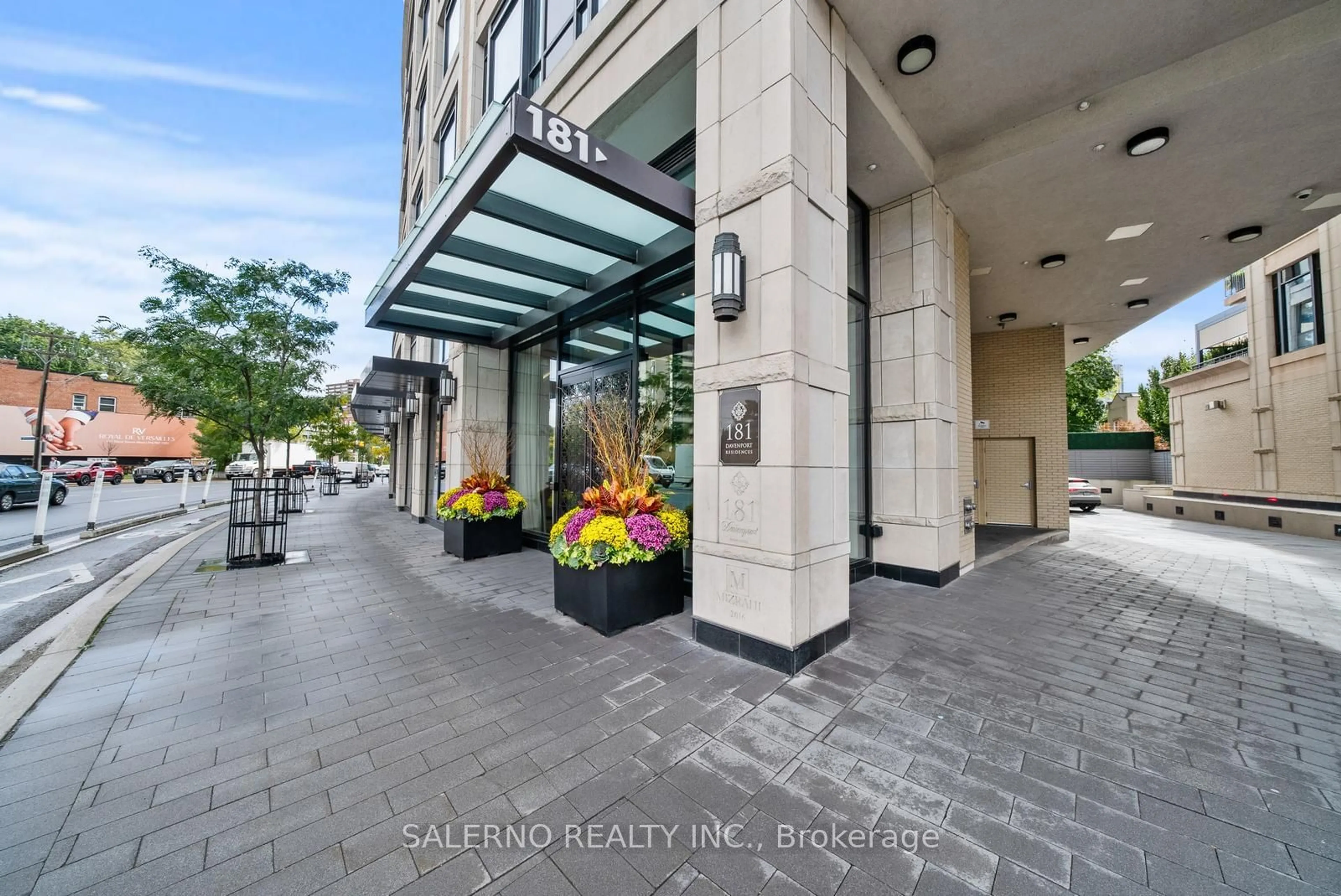 Indoor lobby for 181 Davenport Rd #201, Toronto Ontario M5R 1J1