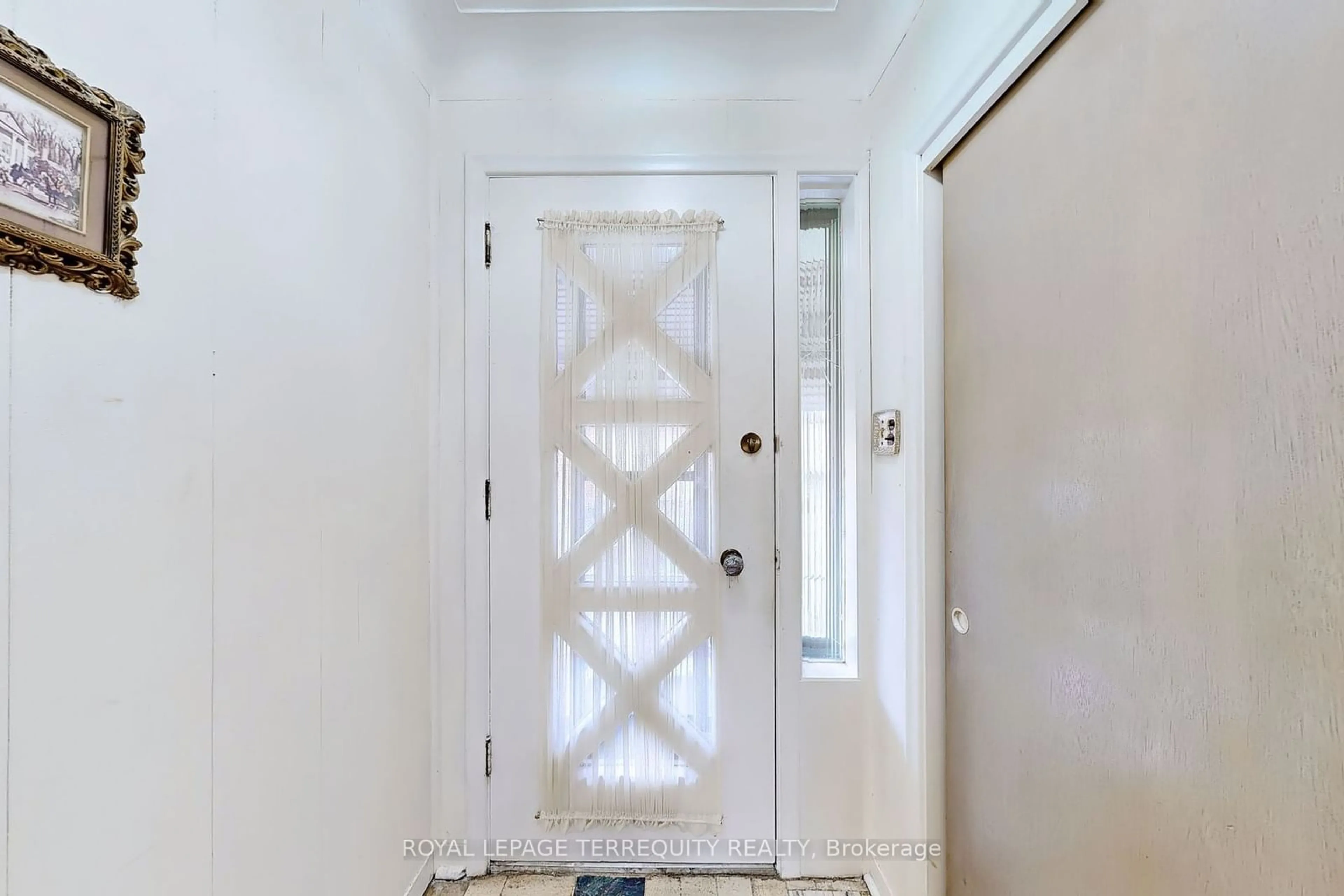 Indoor entryway, wood floors for 55 Cocksfield Ave, Toronto Ontario M3H 3S7