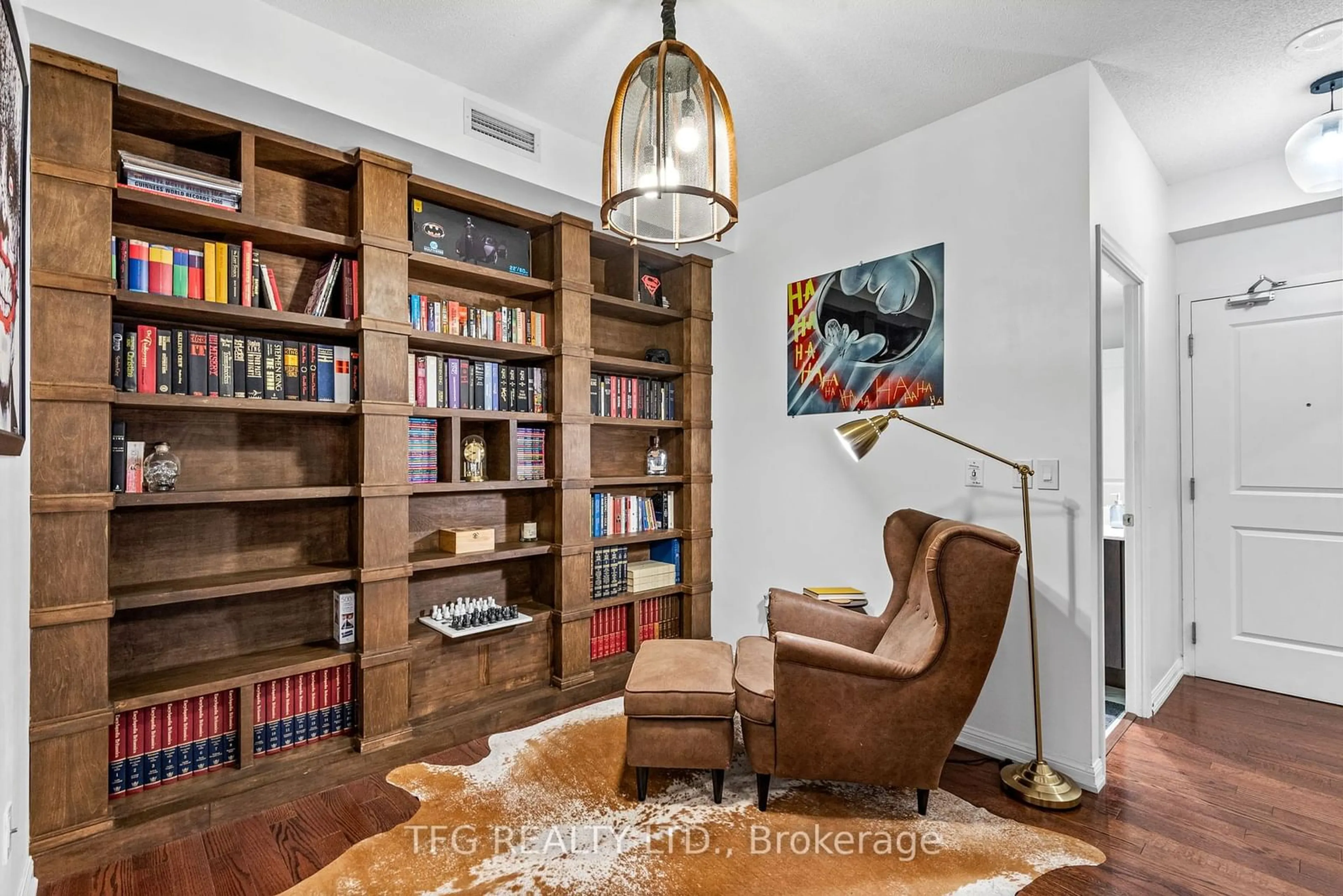 Indoor entryway, wood floors for 628 Fleet St #311, Toronto Ontario M5V 1A8