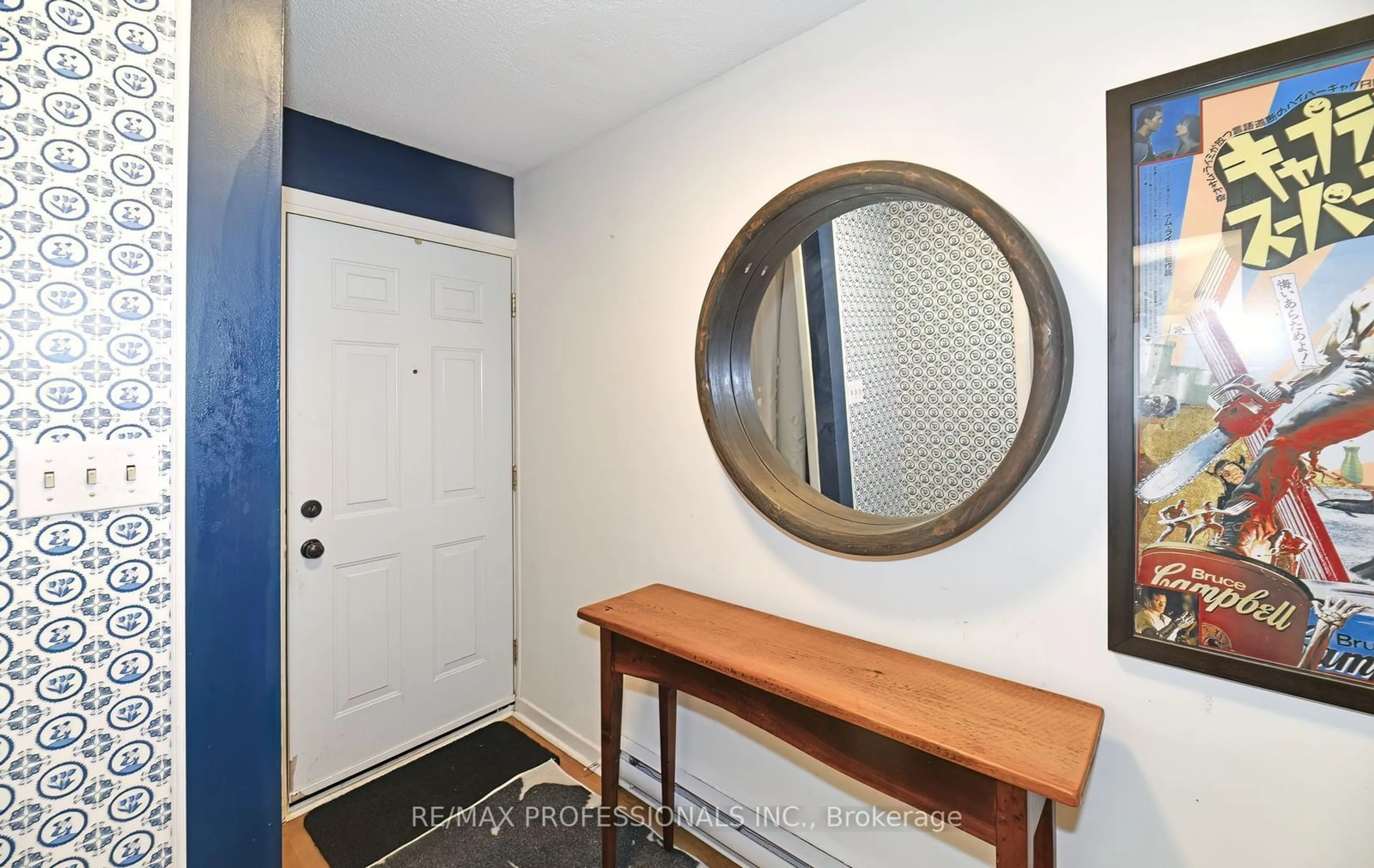 Indoor entryway, wood floors for 130 Clinton St #1, Toronto Ontario M6G 2Y3