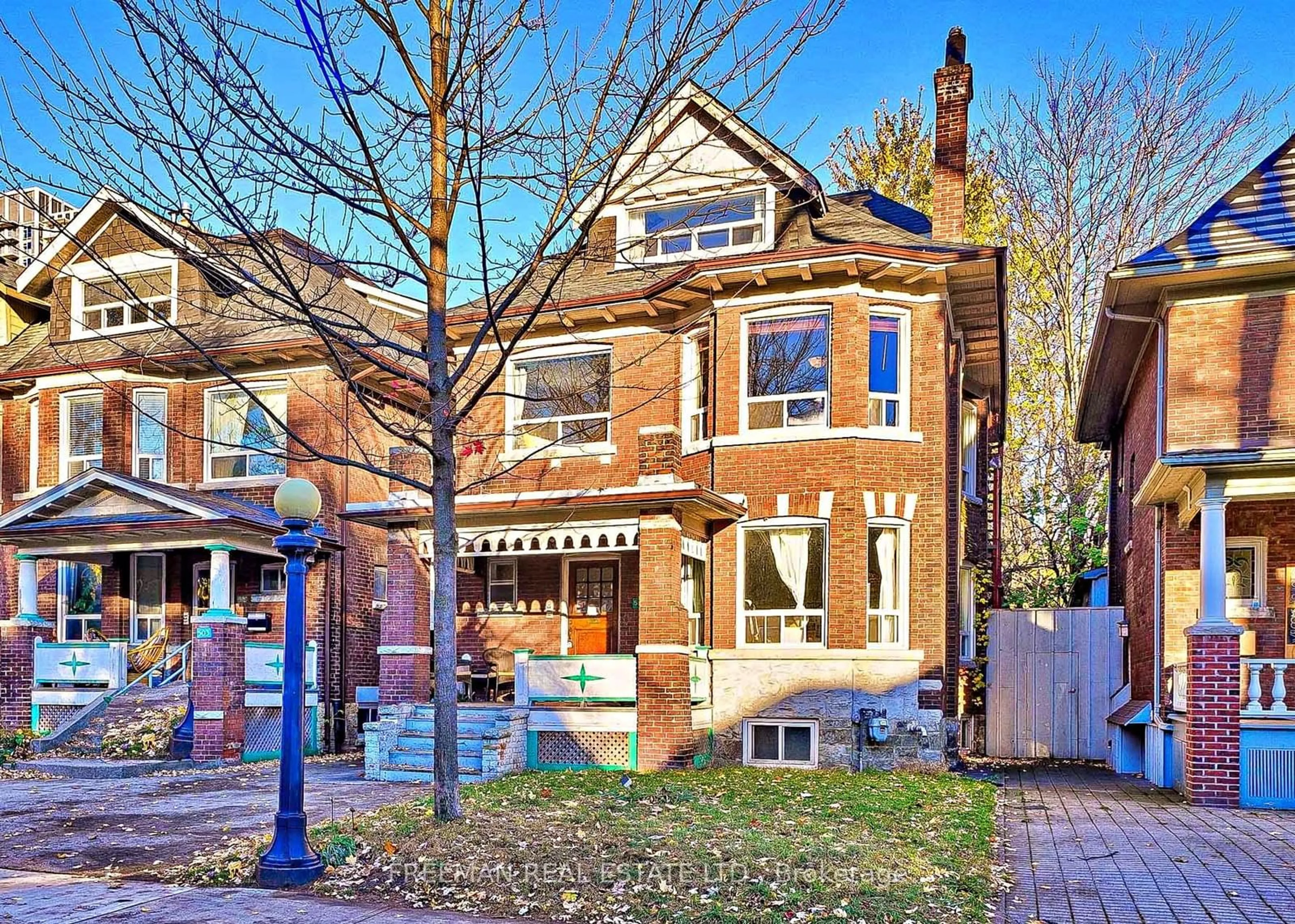 Home with brick exterior material for 501 Palmerston Blvd, Toronto Ontario M6G 2P2