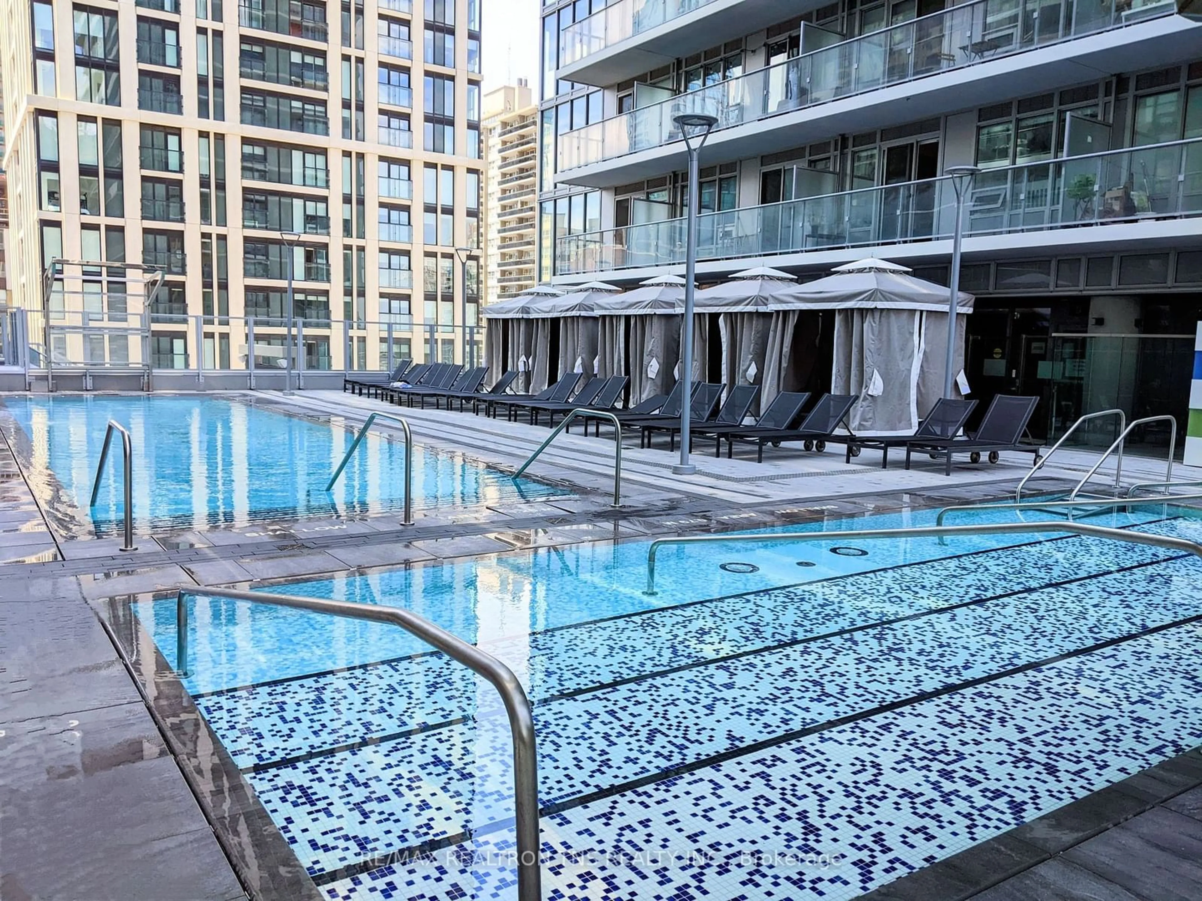 Indoor or outdoor pool for 99 Broadway Ave #3308, Toronto Ontario M4P 0E3