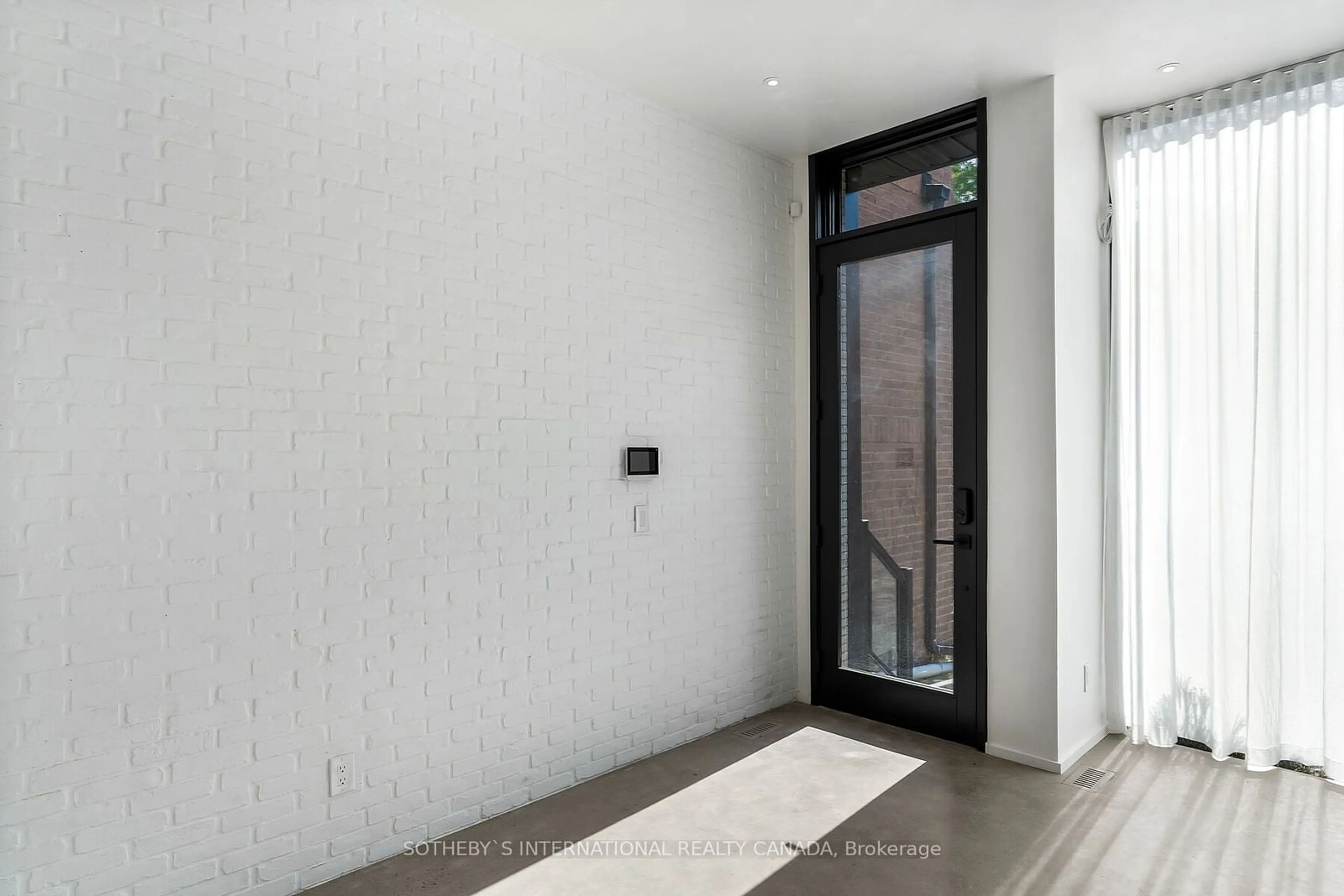 Indoor foyer, cement floor for 48 Shaftesbury Ave, Toronto Ontario M4T 1A2