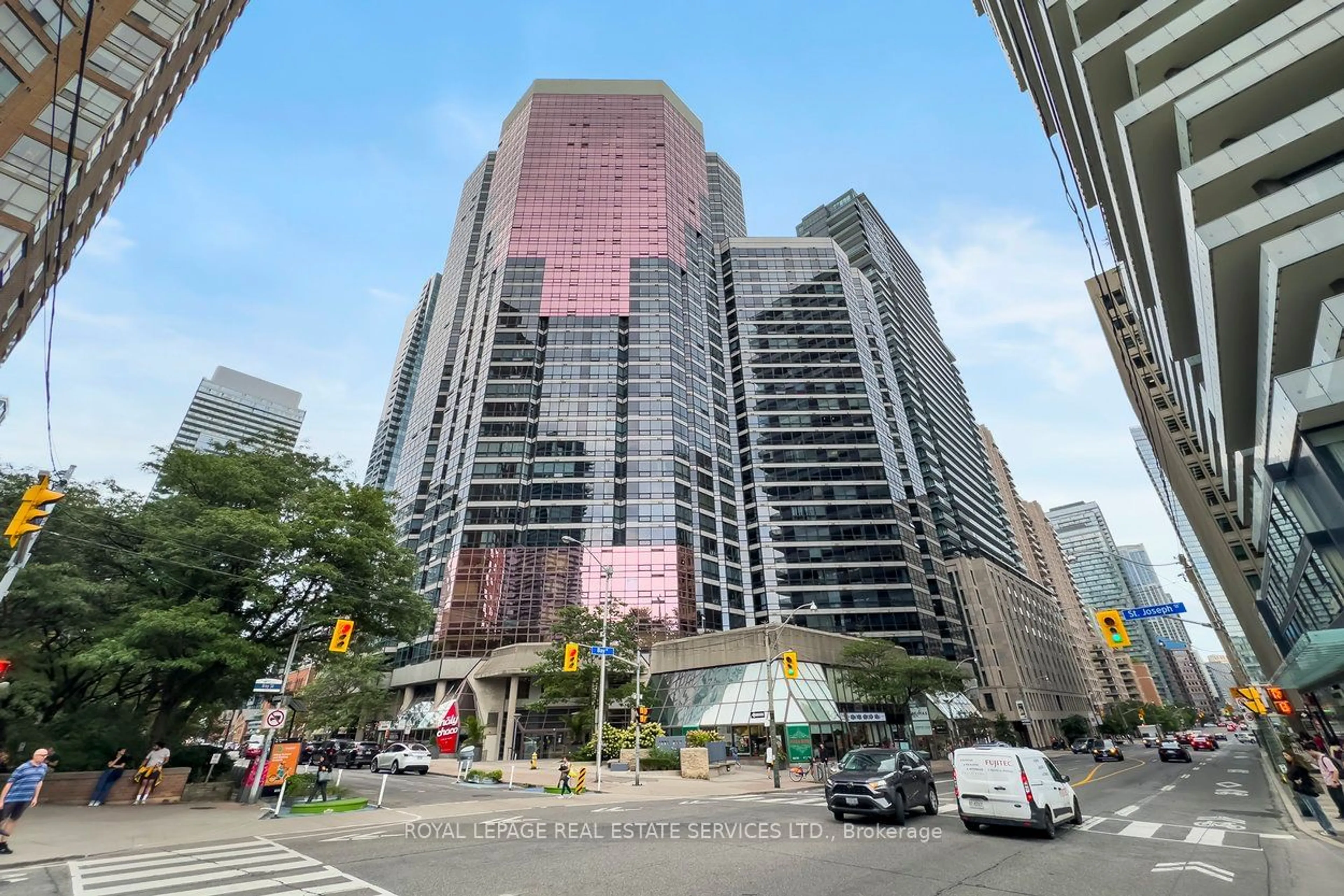 A pic from exterior of the house or condo, the view of city buildings for 1001 Bay St #2014, Toronto Ontario M5S 3A6