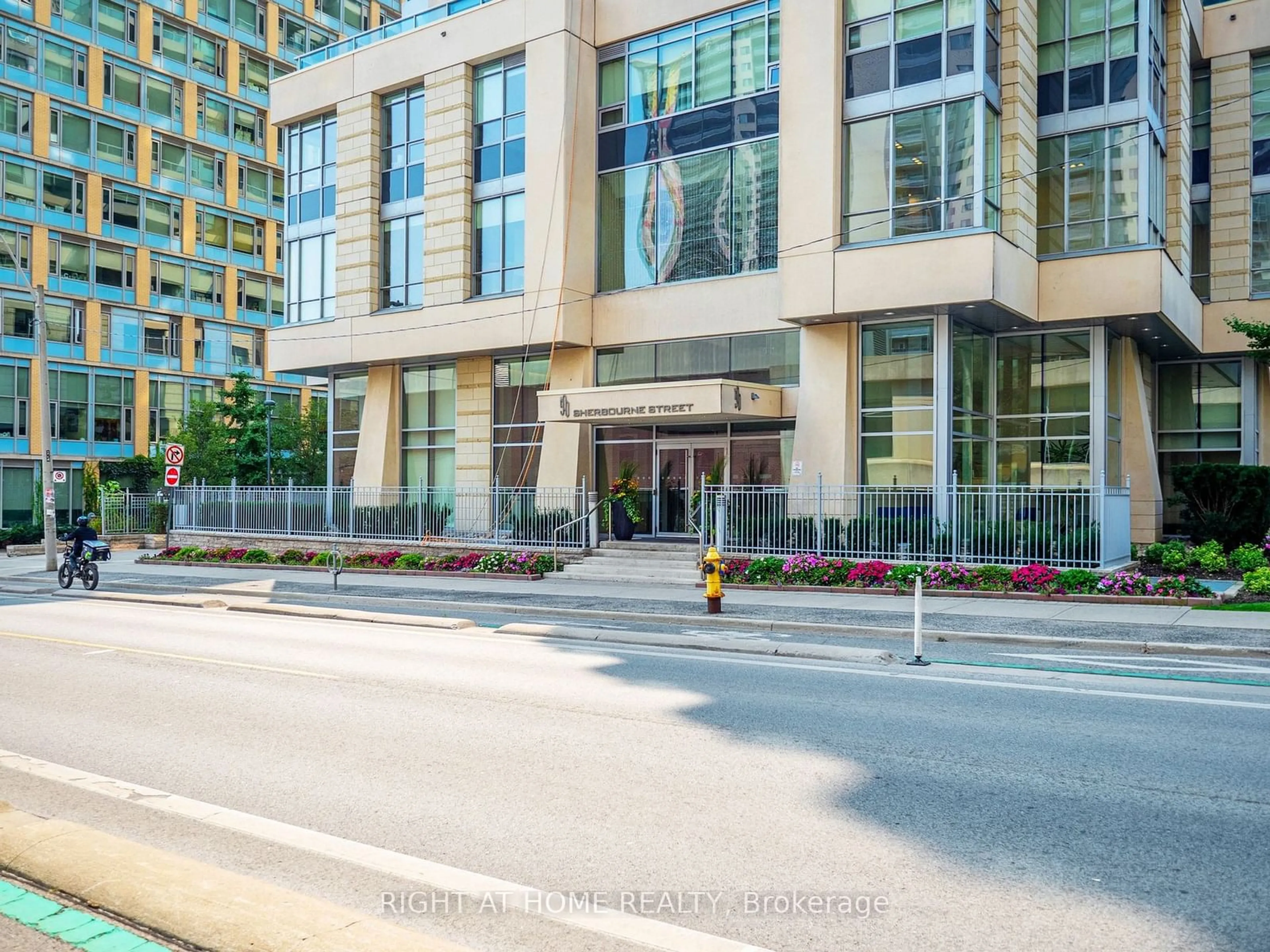 A pic from exterior of the house or condo, the street view for 500 Sherbourne St #2604, Toronto Ontario M4X 1L1