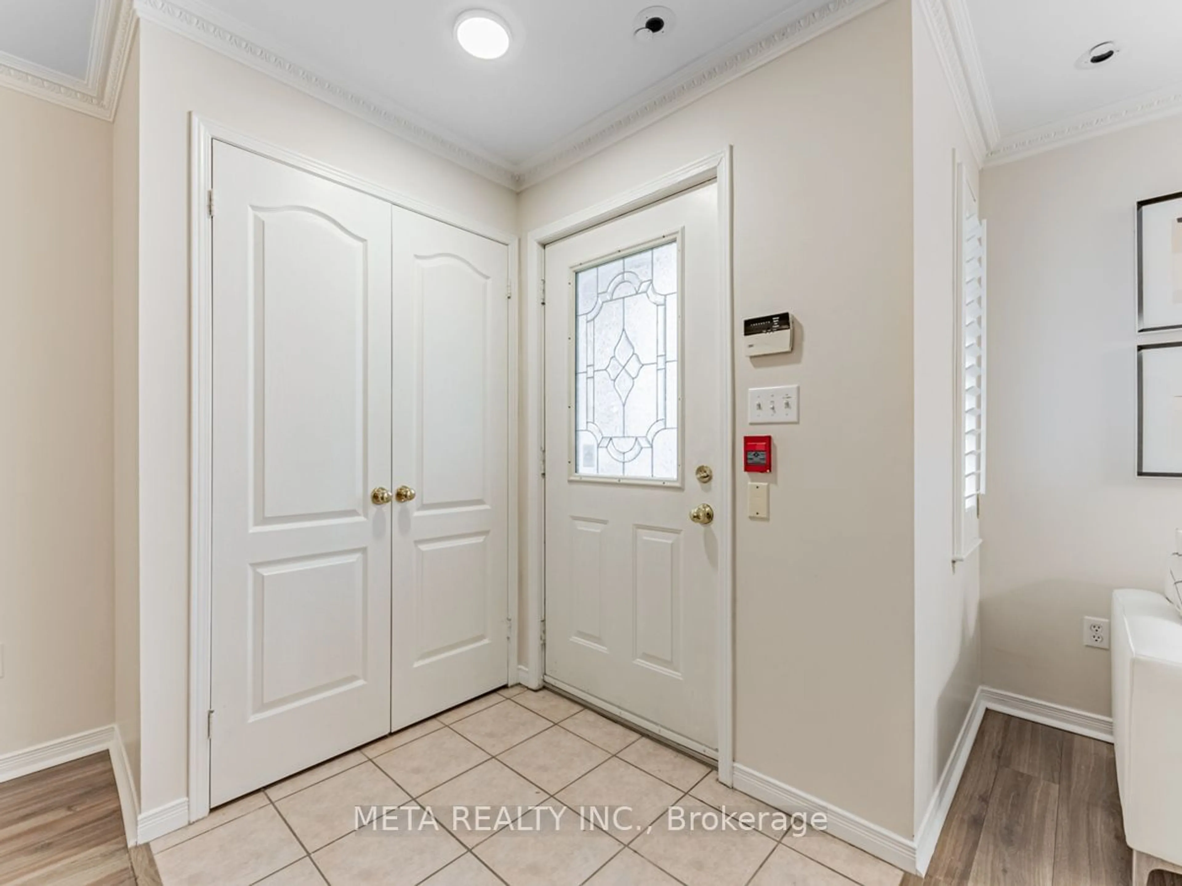 Indoor entryway, wood floors for 108 Finch Ave #D9, Toronto Ontario M2N 6W6