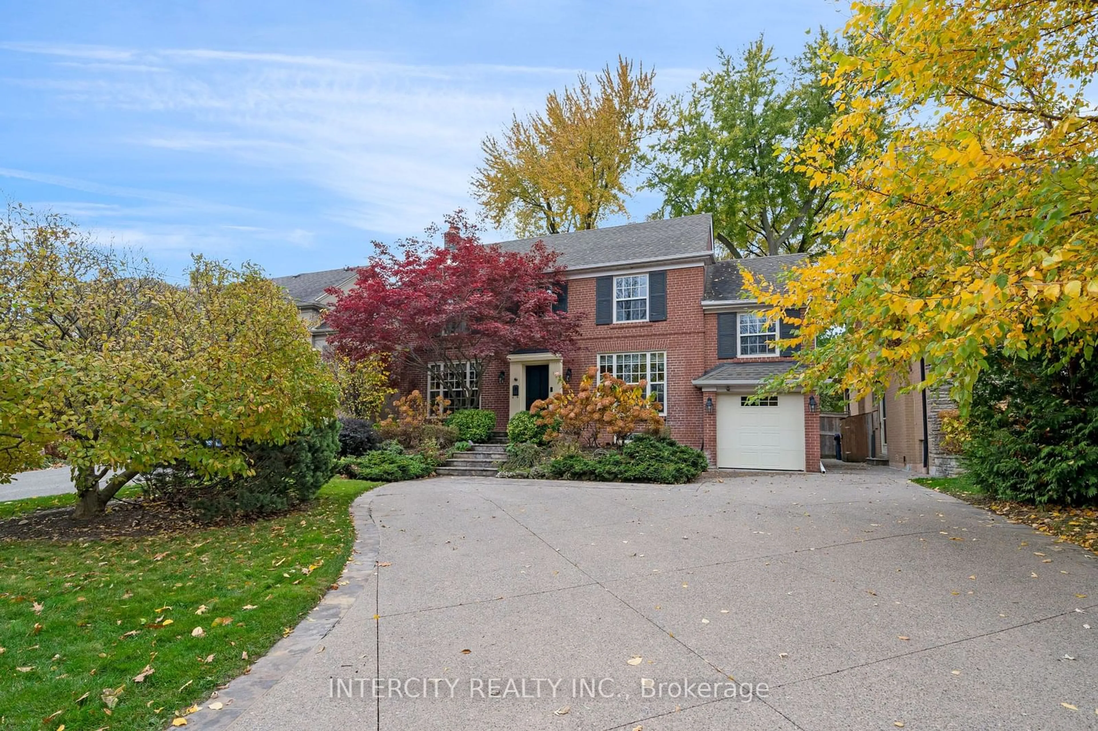 A pic from exterior of the house or condo, the street view for 112 Mason Blvd, Toronto Ontario M5M 3E3