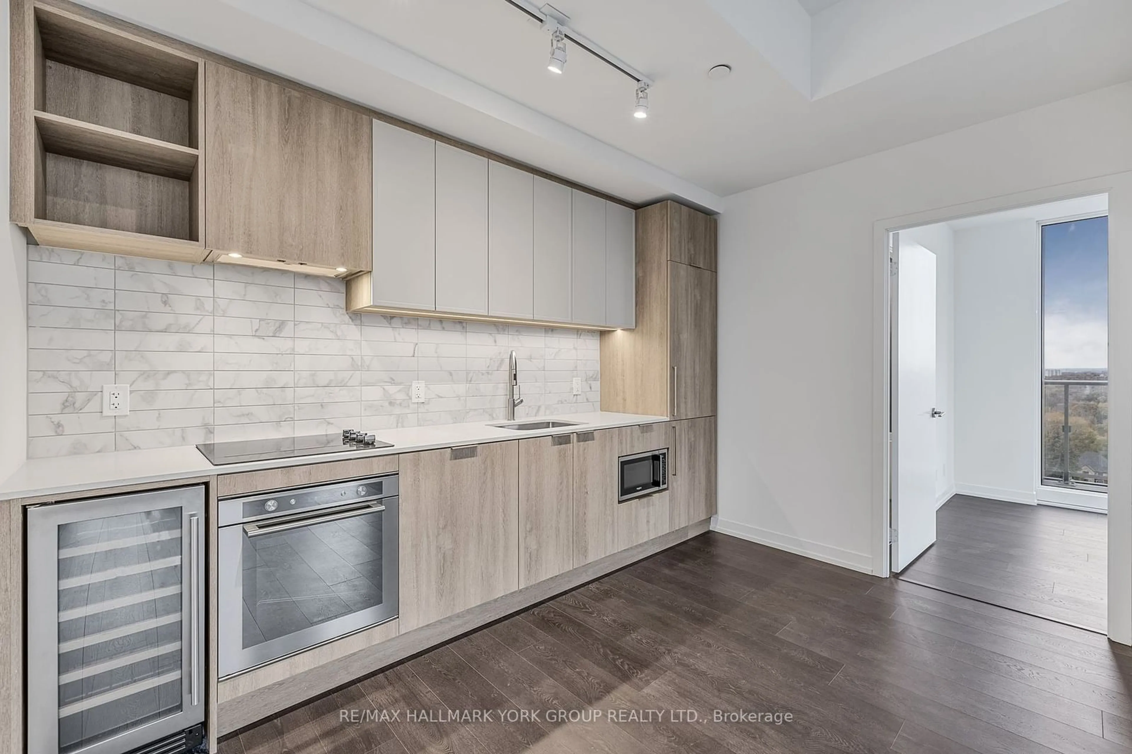 Open concept kitchen for 2020 Bathurst St #PH 16, Toronto Ontario M5P 0A6