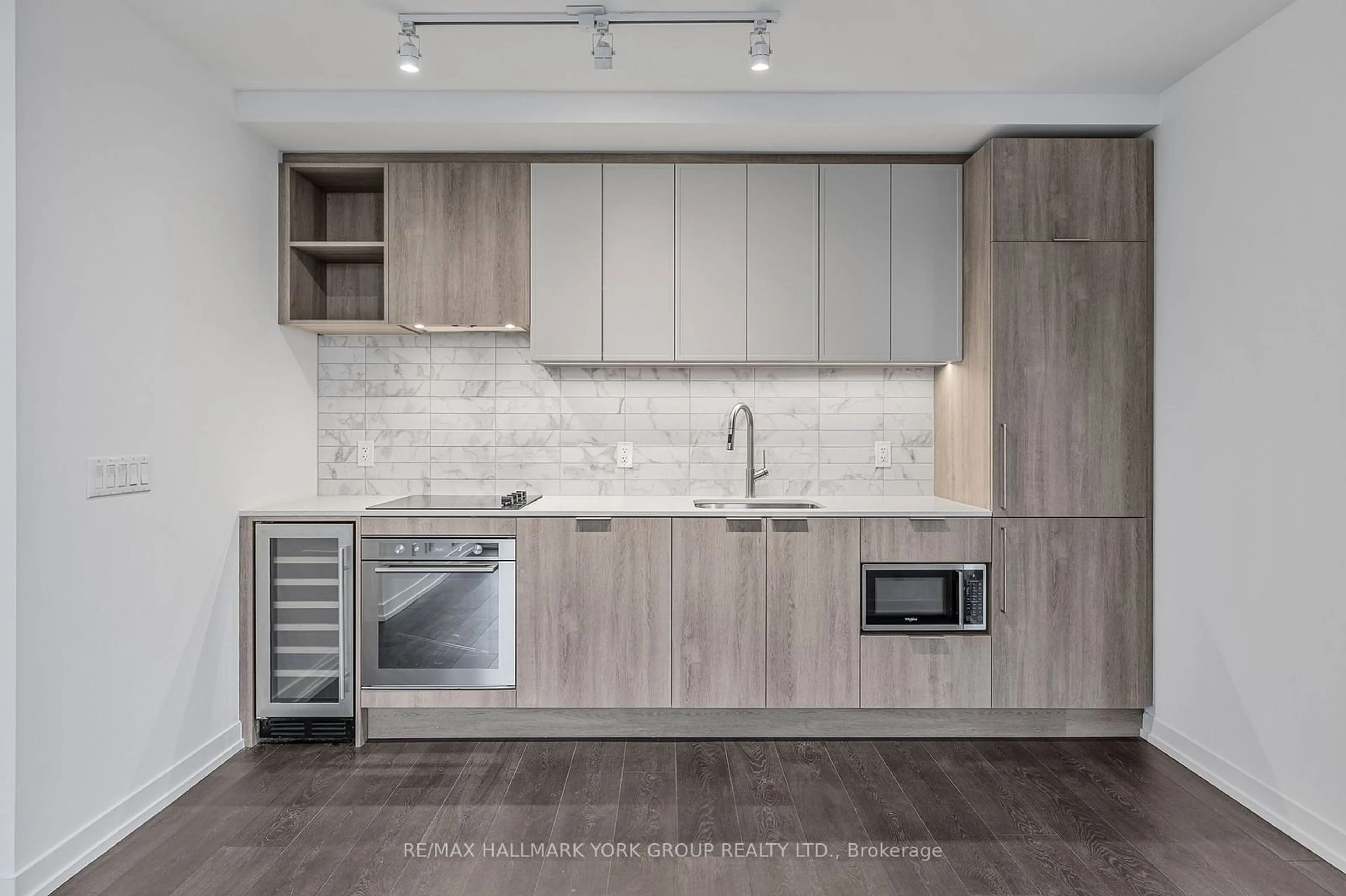 Standard kitchen, wood floors for 2020 Bathurst St #PH 16, Toronto Ontario M5P 0A6