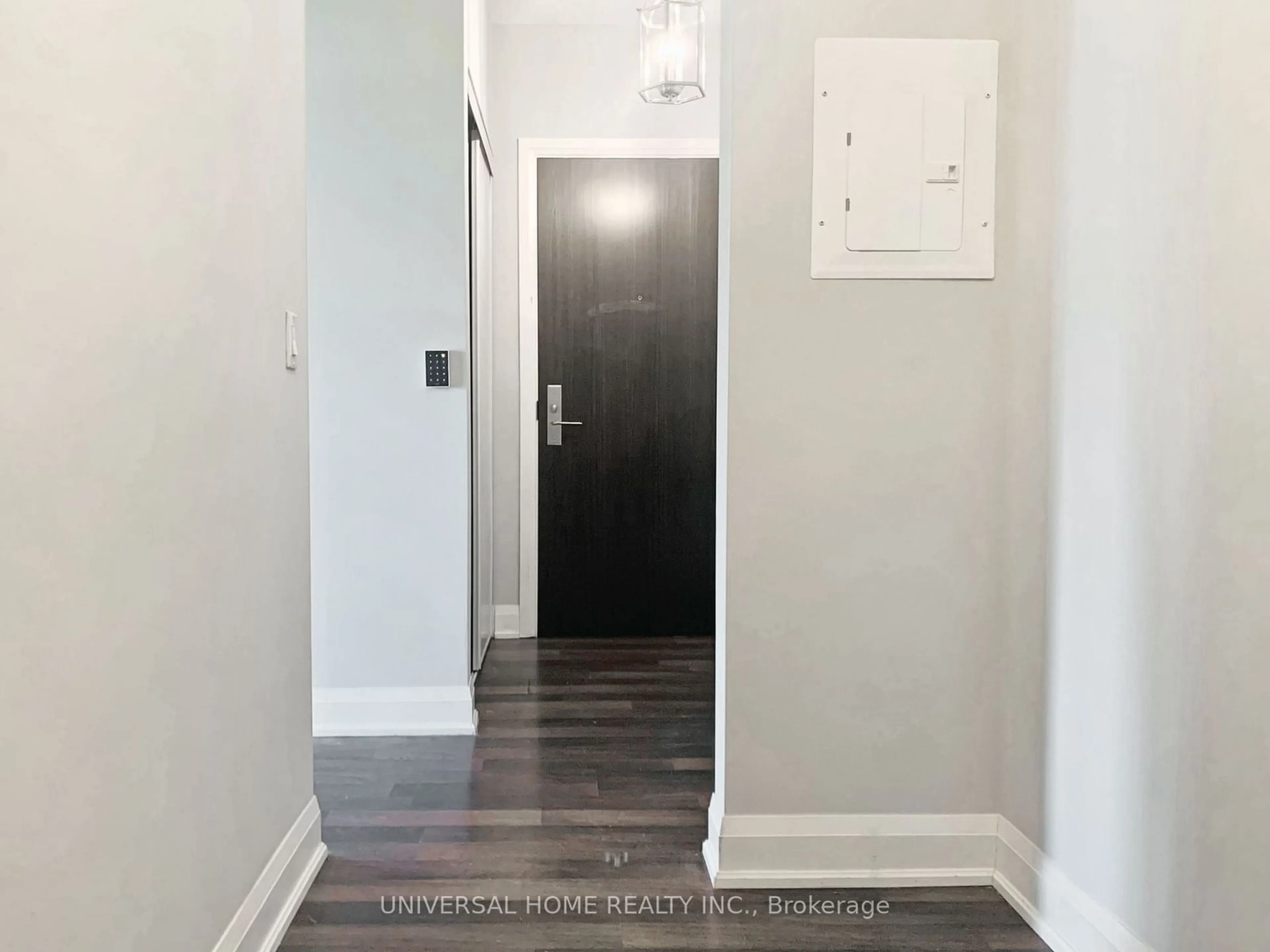 Indoor entryway, wood floors for 68 Canterbury Pl #608, Toronto Ontario M2N 0H8