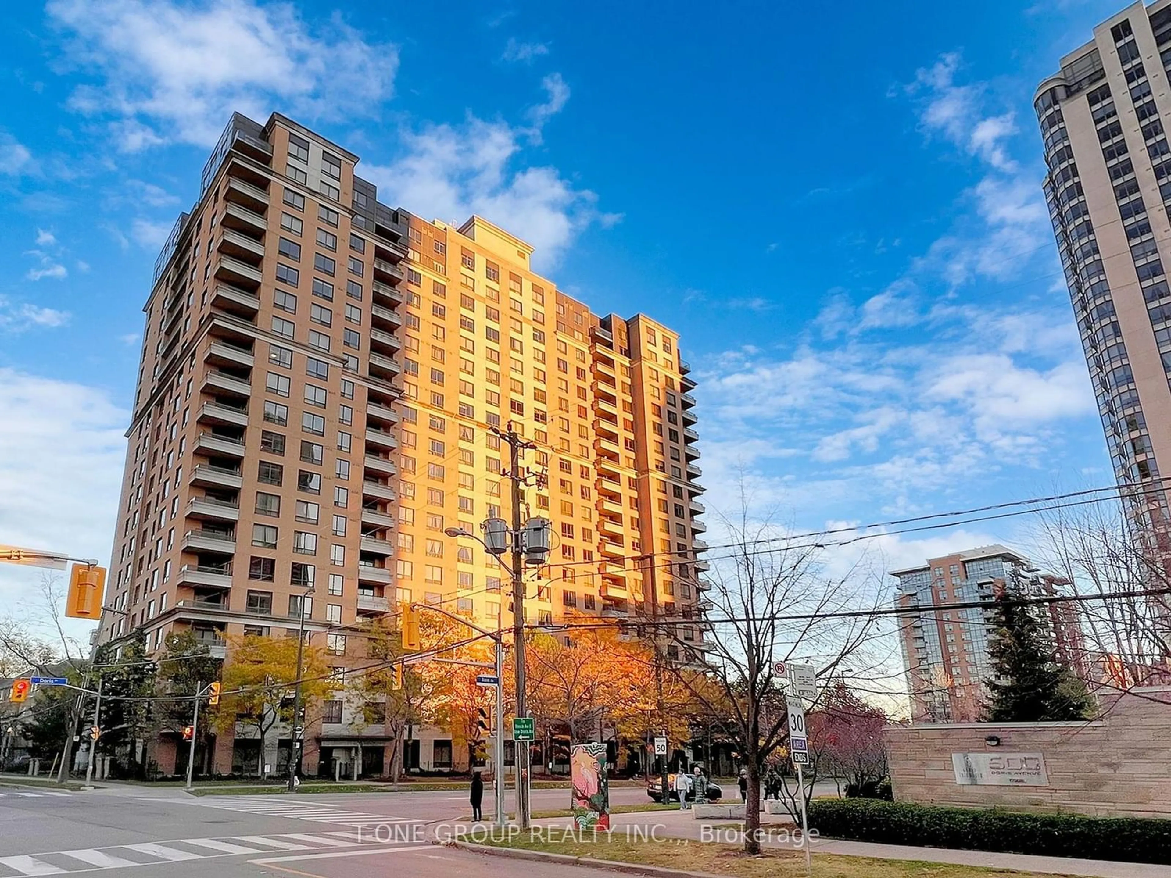 A pic from exterior of the house or condo, the view of city buildings for 18 Sommerset Way #1707, Toronto Ontario M2N 6X5