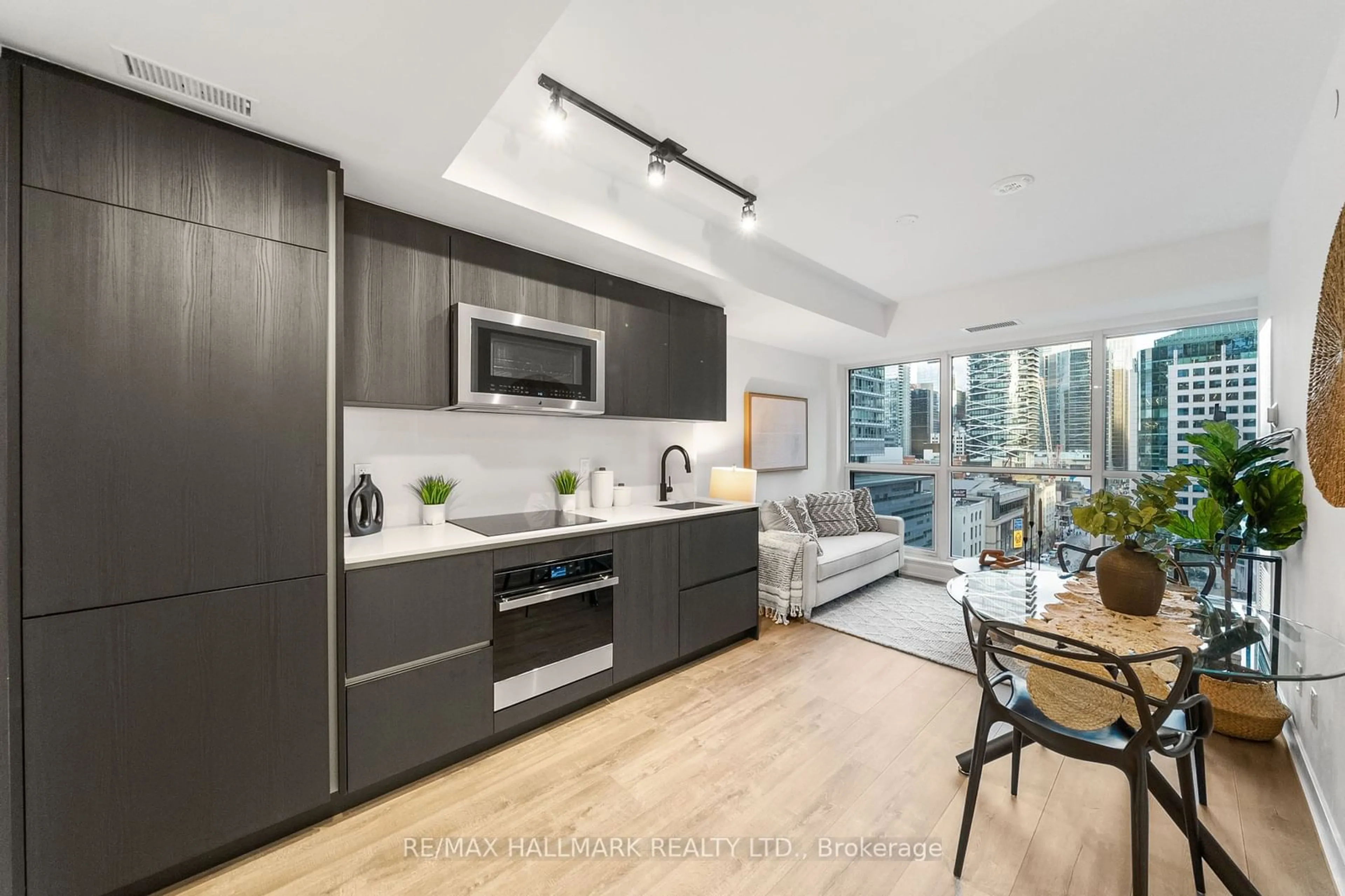 Open concept kitchen for 327 King St #1008, Toronto Ontario M5V 0W7