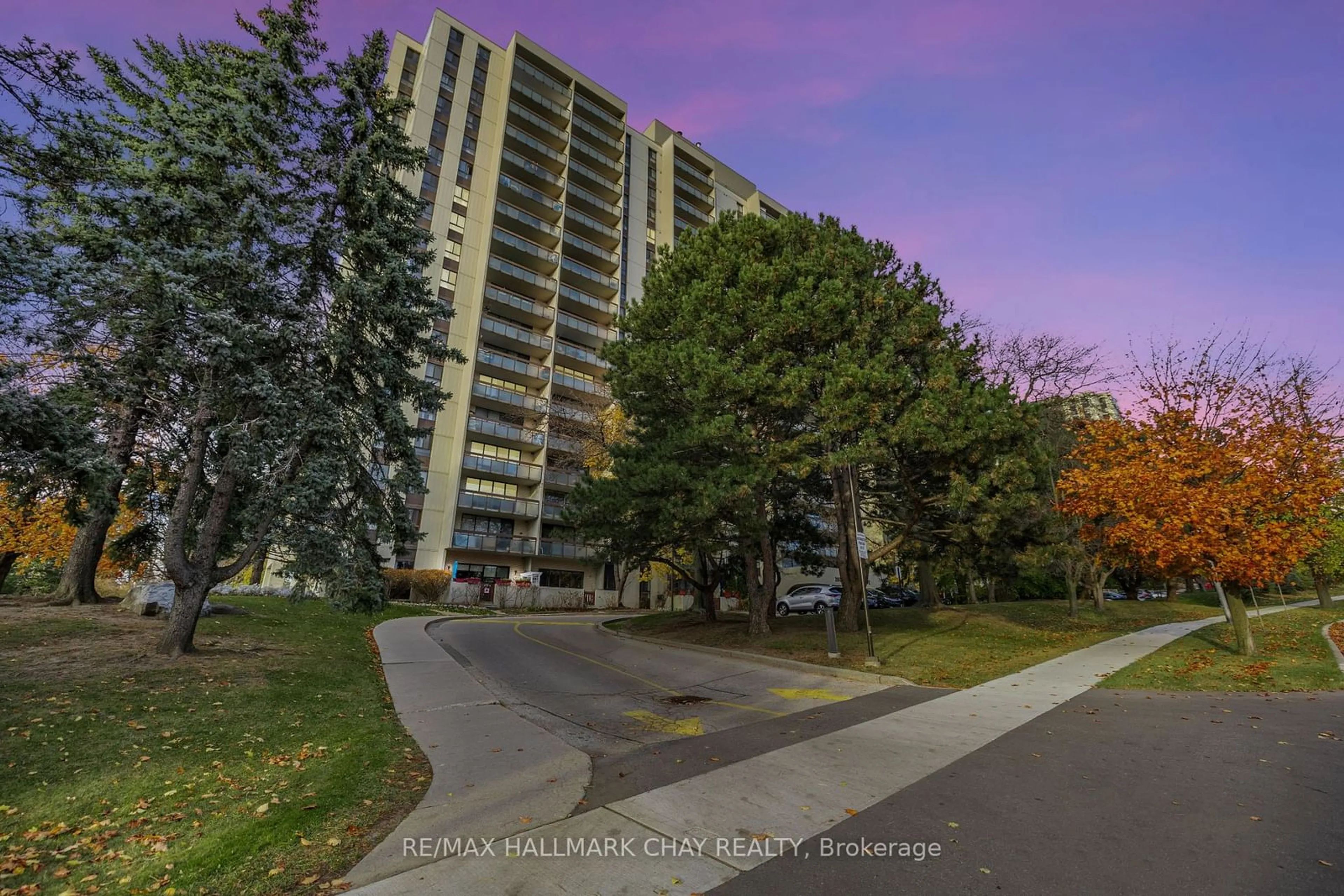 A pic from exterior of the house or condo, the street view for 260 Seneca Hill Dr #304, Toronto Ontario M2J 4S6