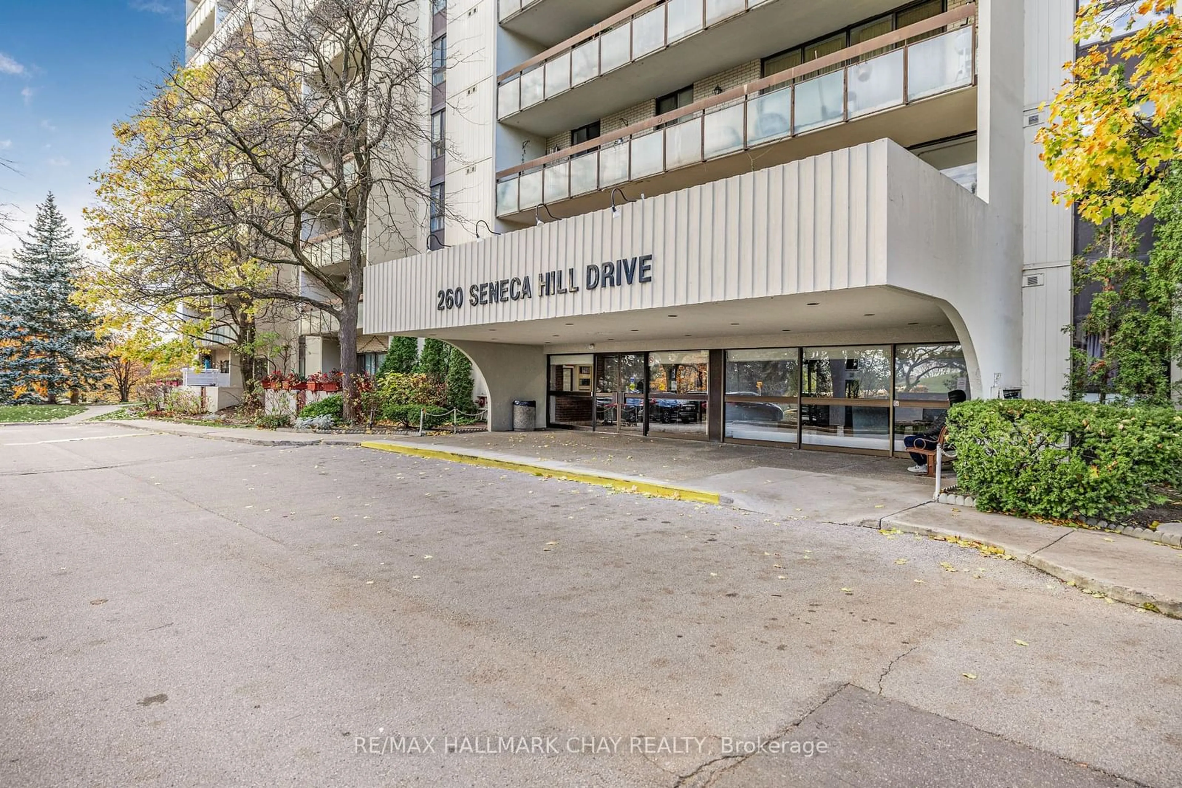 A pic from exterior of the house or condo, the street view for 260 Seneca Hill Dr #304, Toronto Ontario M2J 4S6