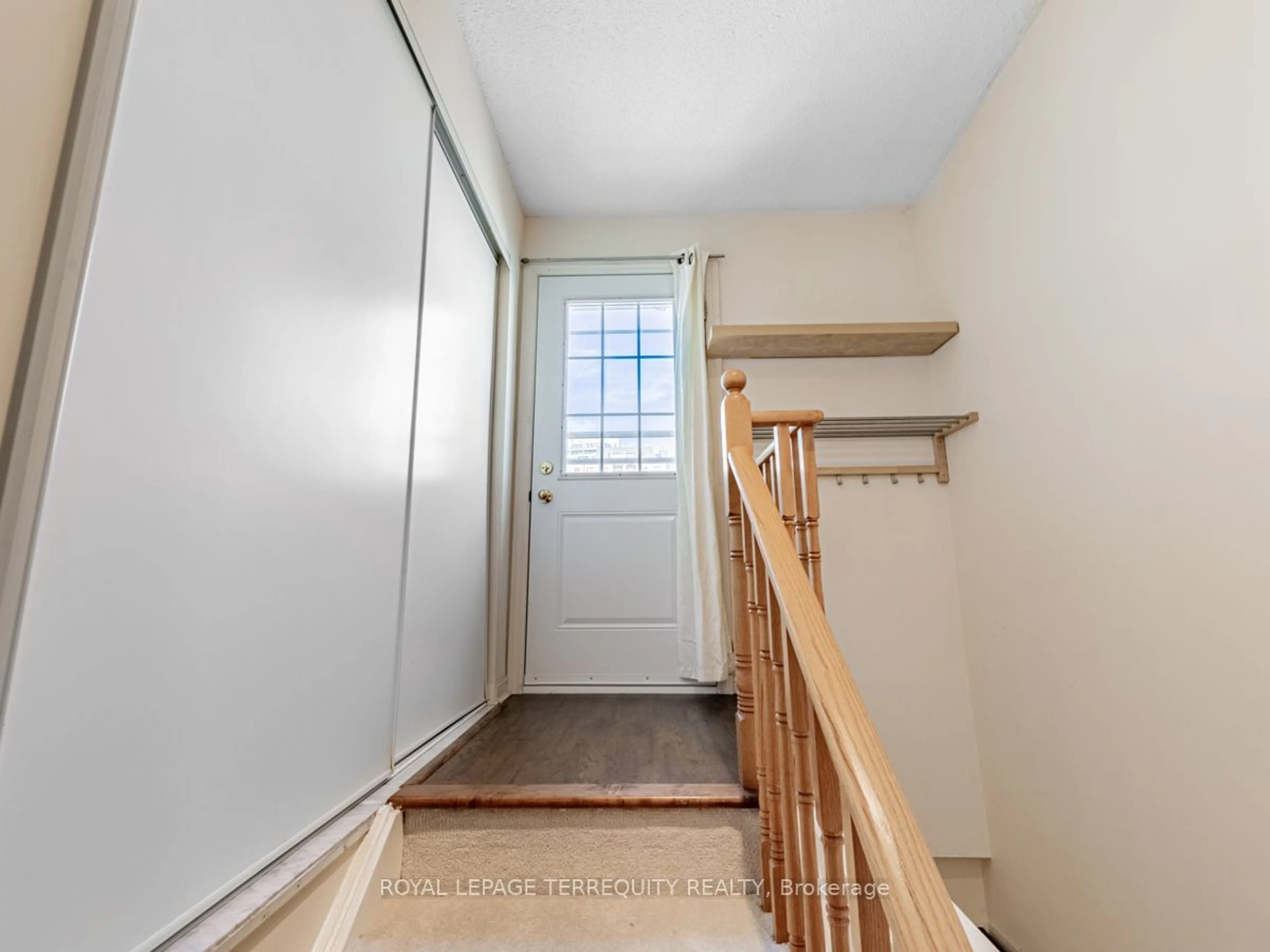 Indoor entryway, wood floors for 3 Everson Dr #637, Toronto Ontario M2N 7C2