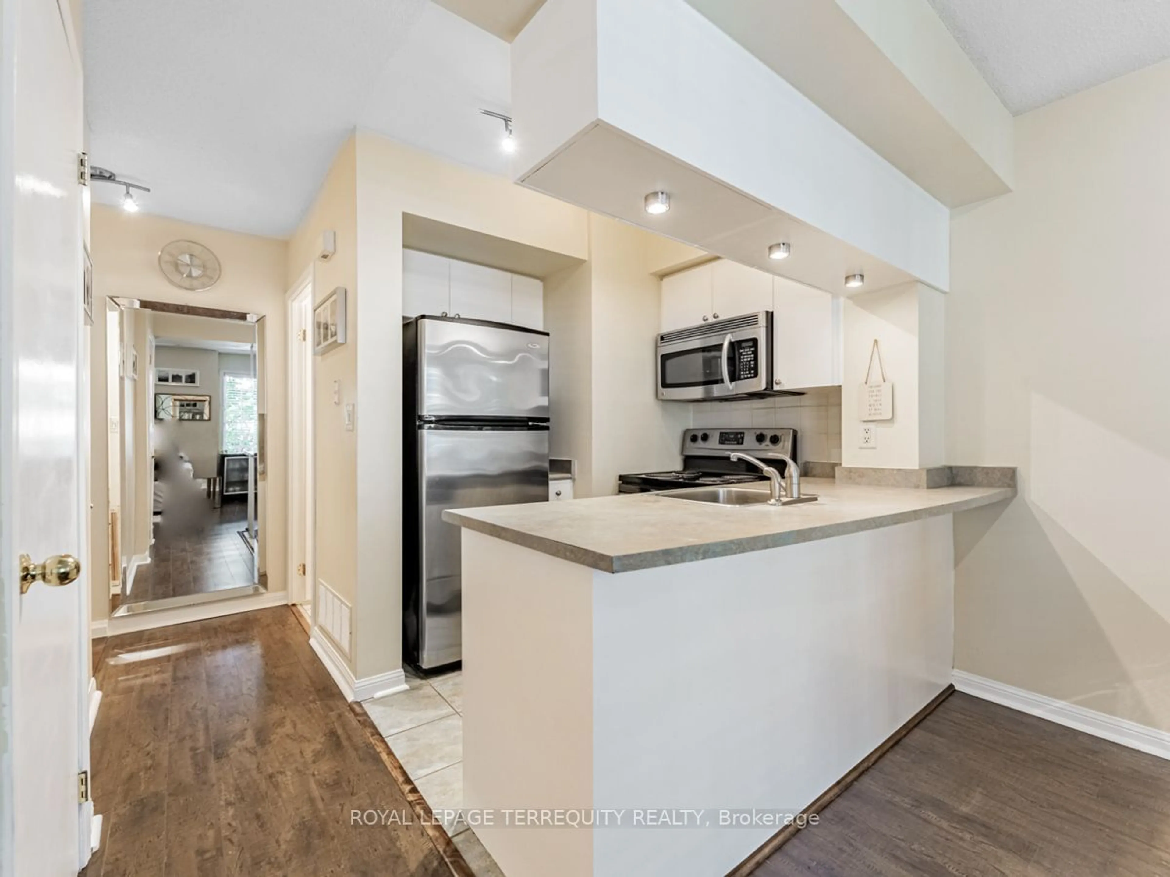 Open concept kitchen for 3 Everson Dr #637, Toronto Ontario M2N 7C2