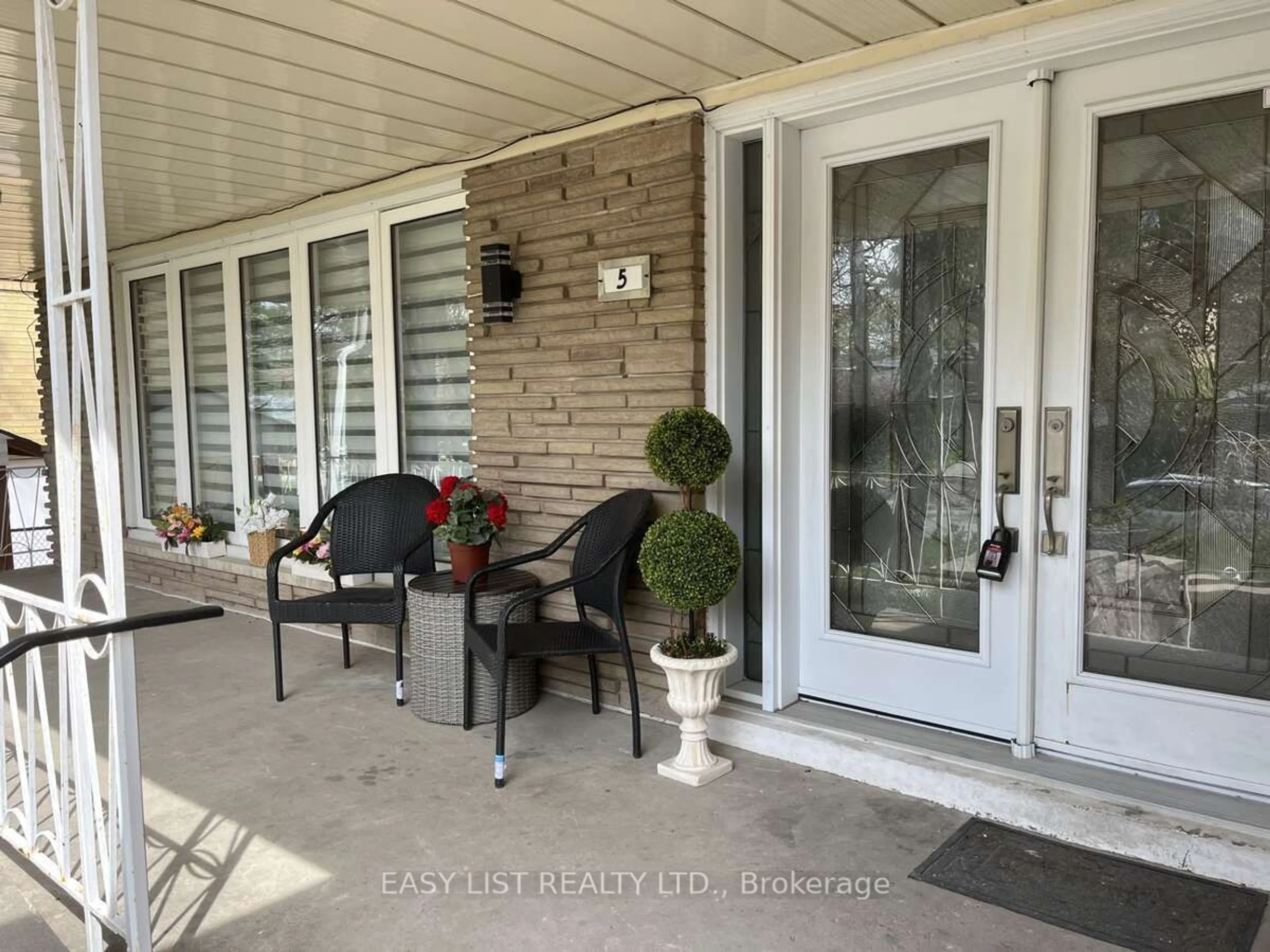 Indoor entryway, wood floors for 5 Stonedene Blvd, Toronto Ontario M2R 3C6