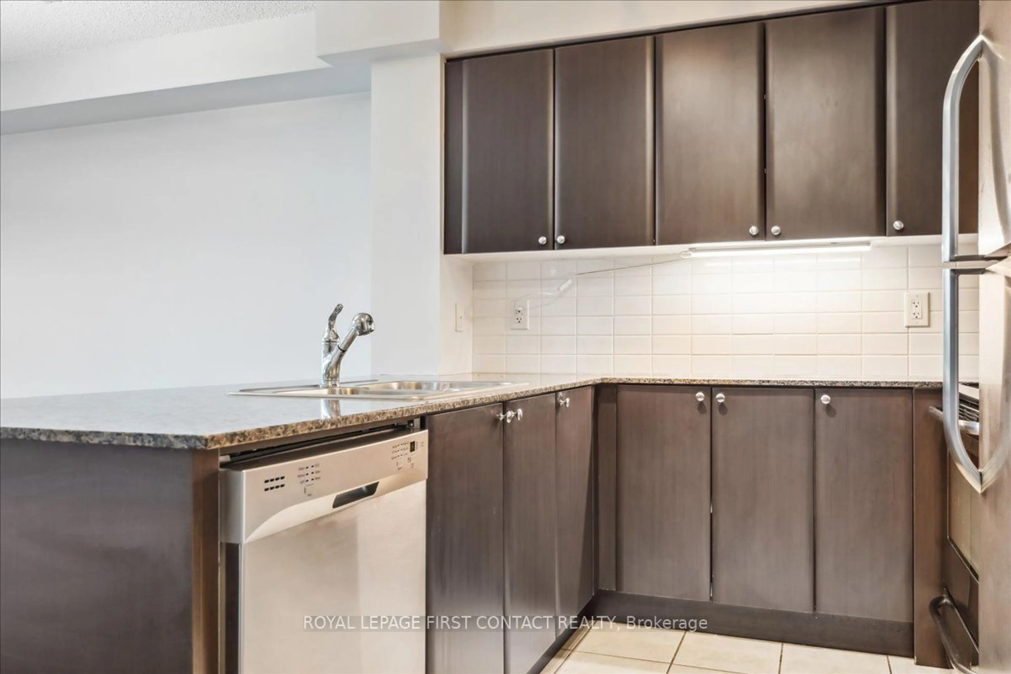 Standard kitchen for 525 Wilson Ave #405, Toronto Ontario M3H 0A7