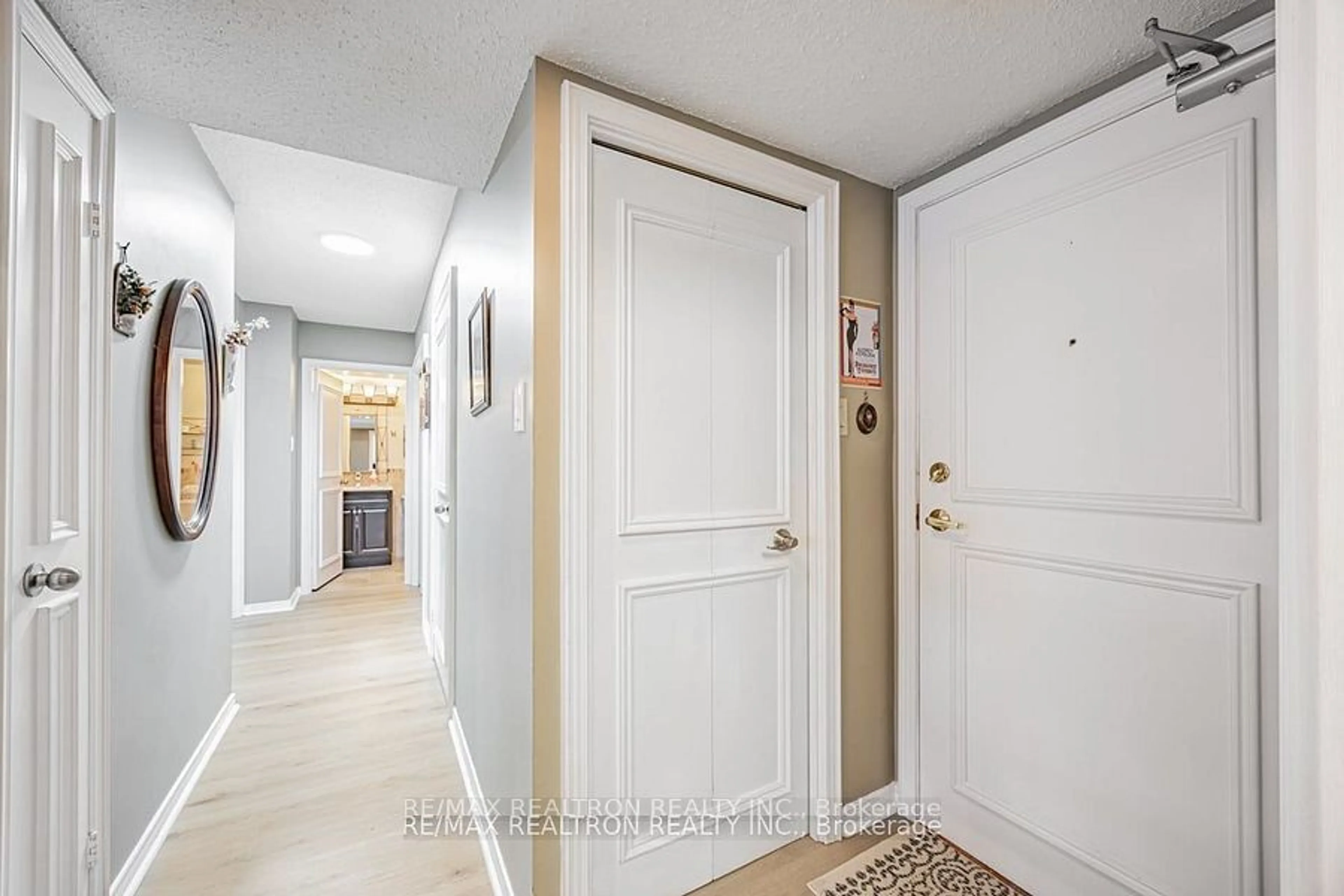 Indoor entryway, wood floors for 30 Fashion Roseway #518E, Toronto Ontario M2N 6B4