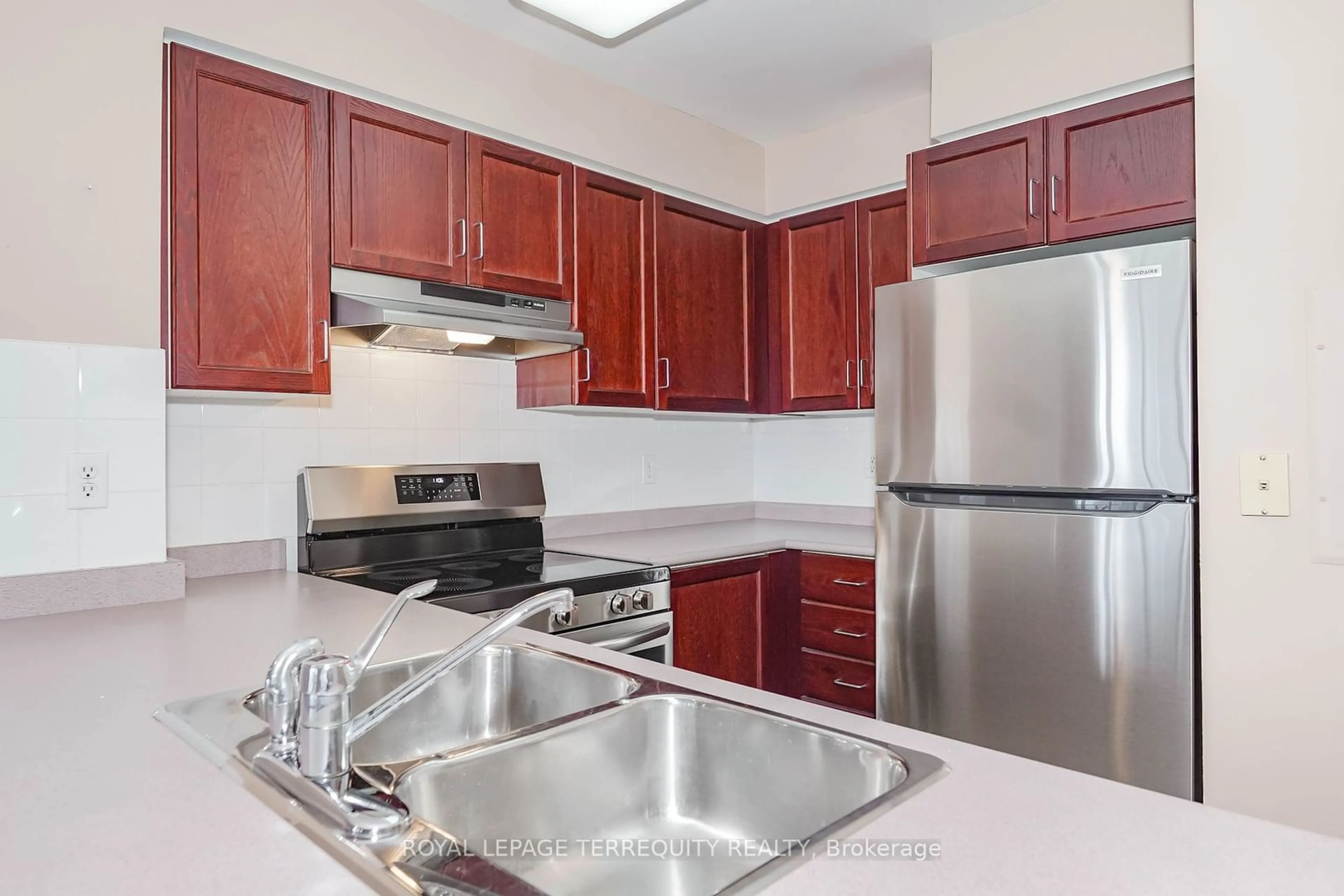 Standard kitchen for 43 Eglinton Ave #1708, Toronto Ontario M4P 1A2